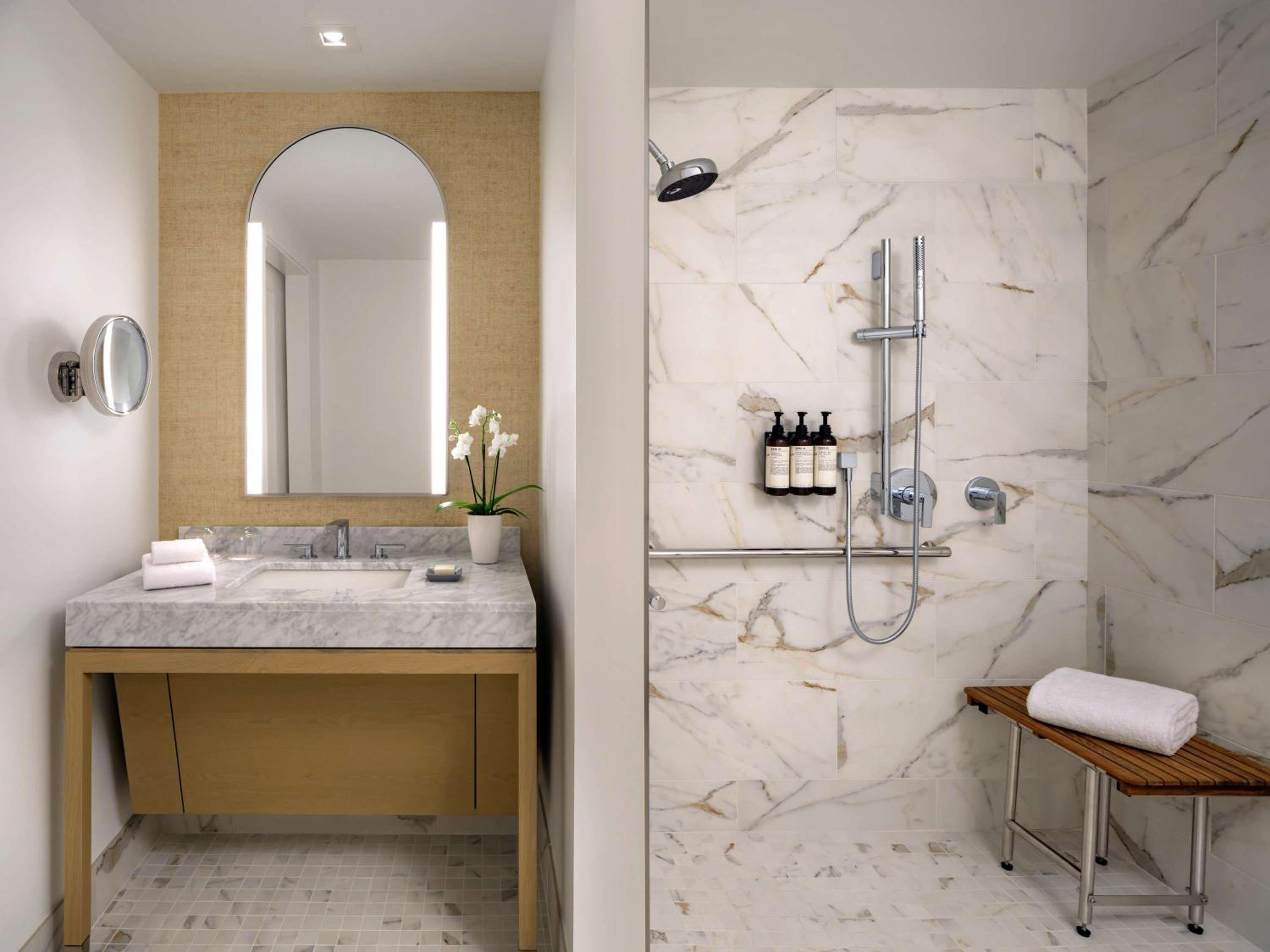 Fairmont King Room with Bay View and Roll In Shower -Mobility Access