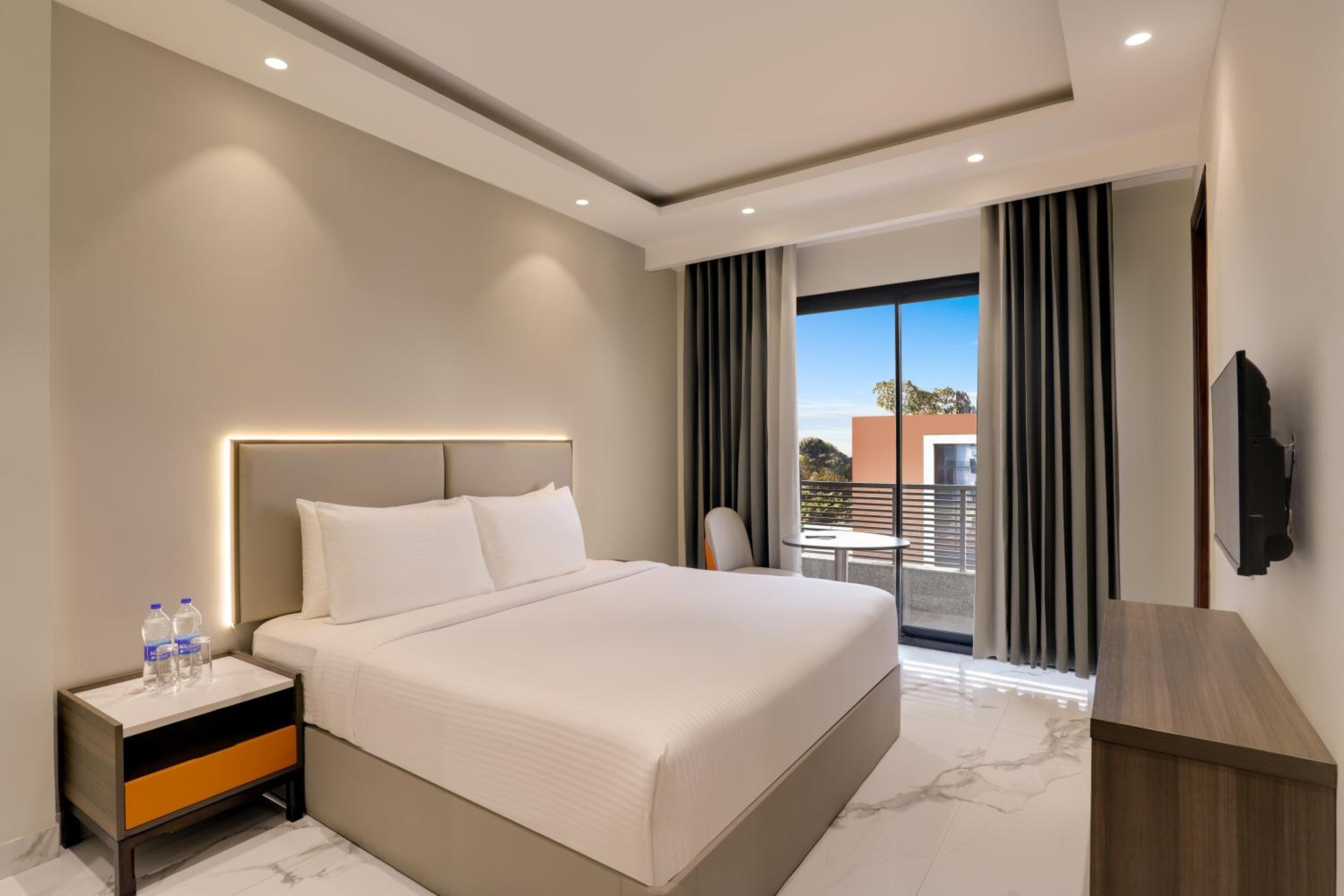 Day Use Room 10 AM to 9 PM Check-In & Check-Out on same Day photo 2