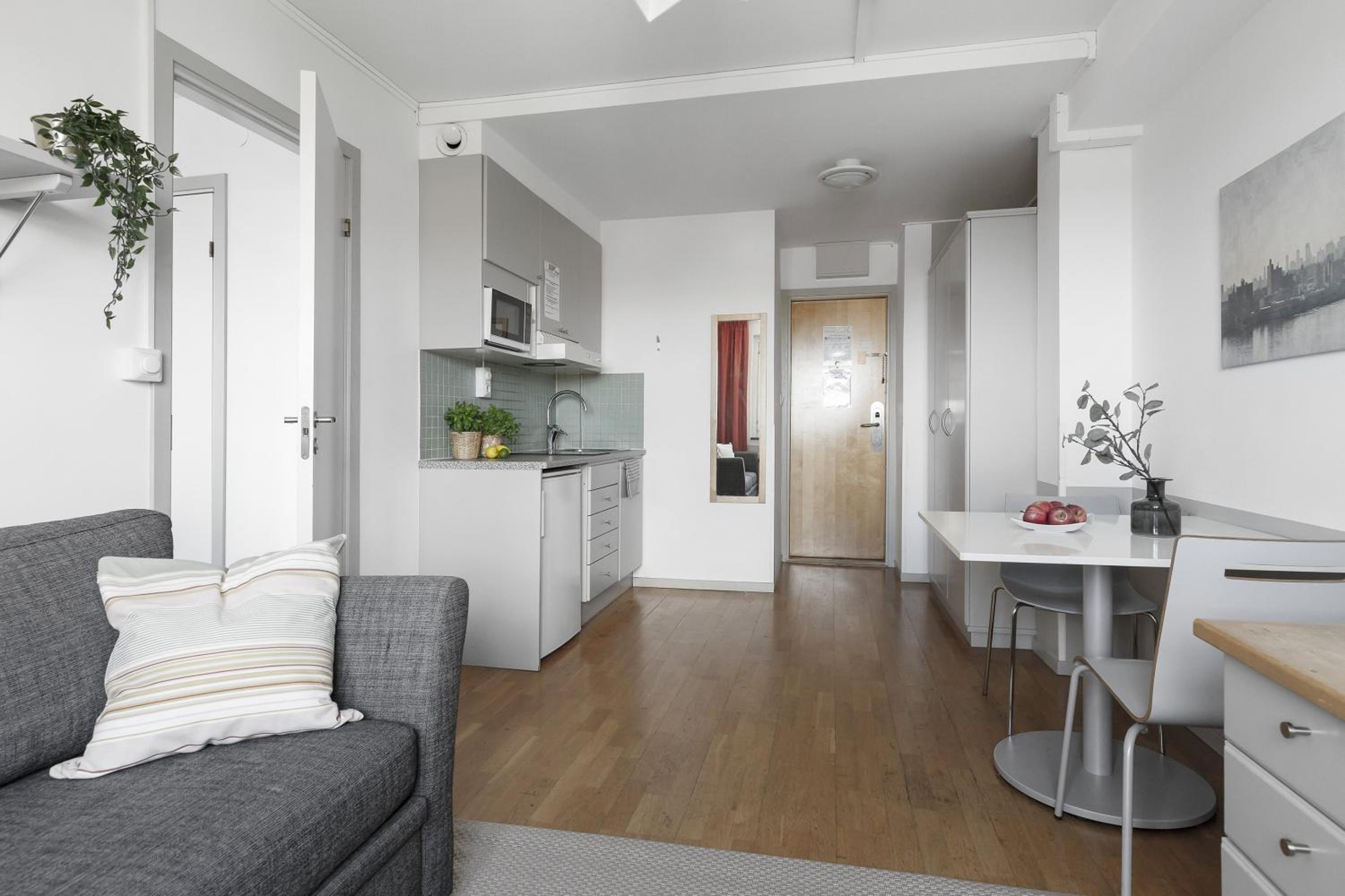 One-Bedroom Apartment with City View - Photo 4