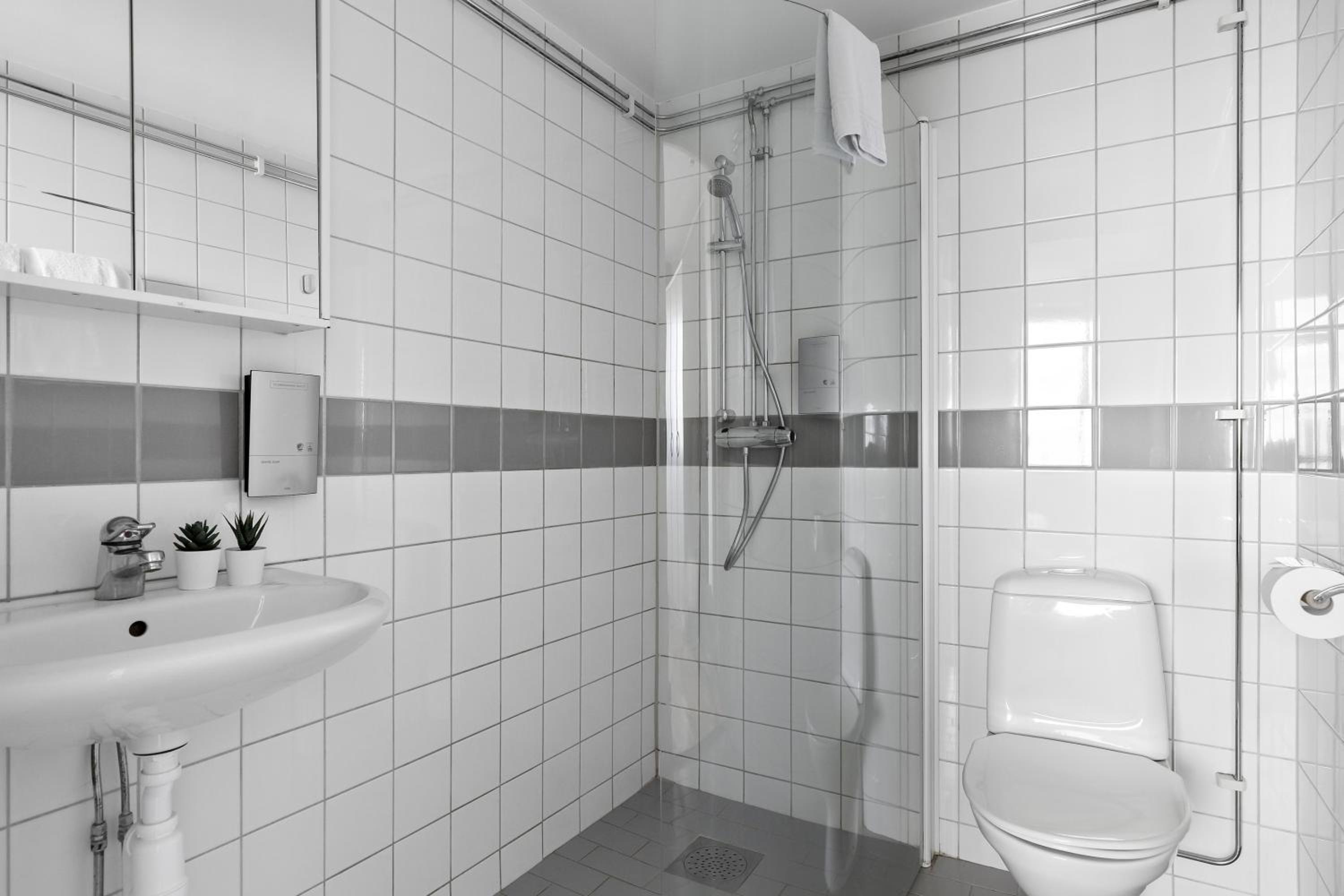 One-Bedroom Apartment with City View - Photo 5