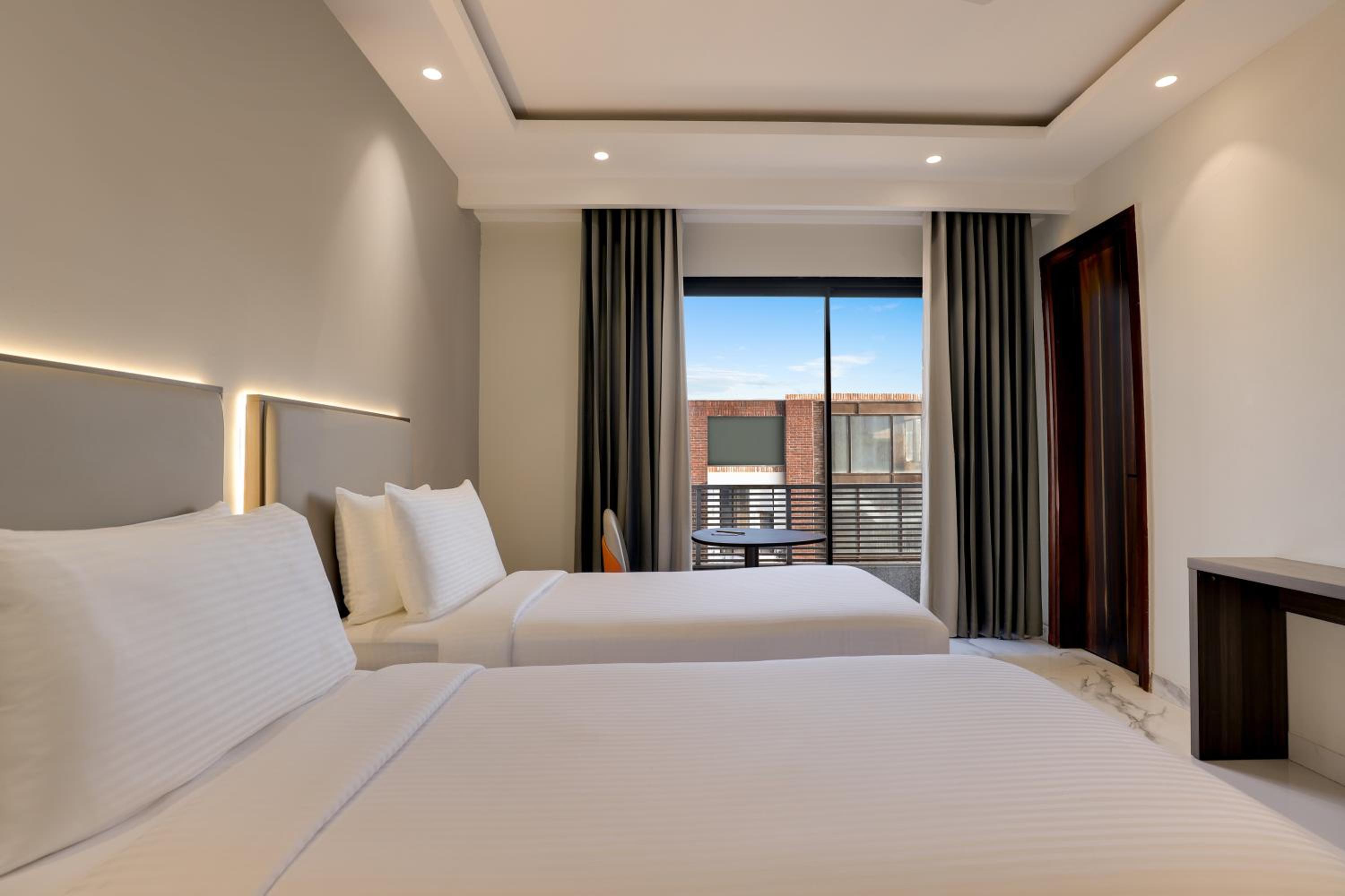 Executive Twin Room with Balcony photo 2