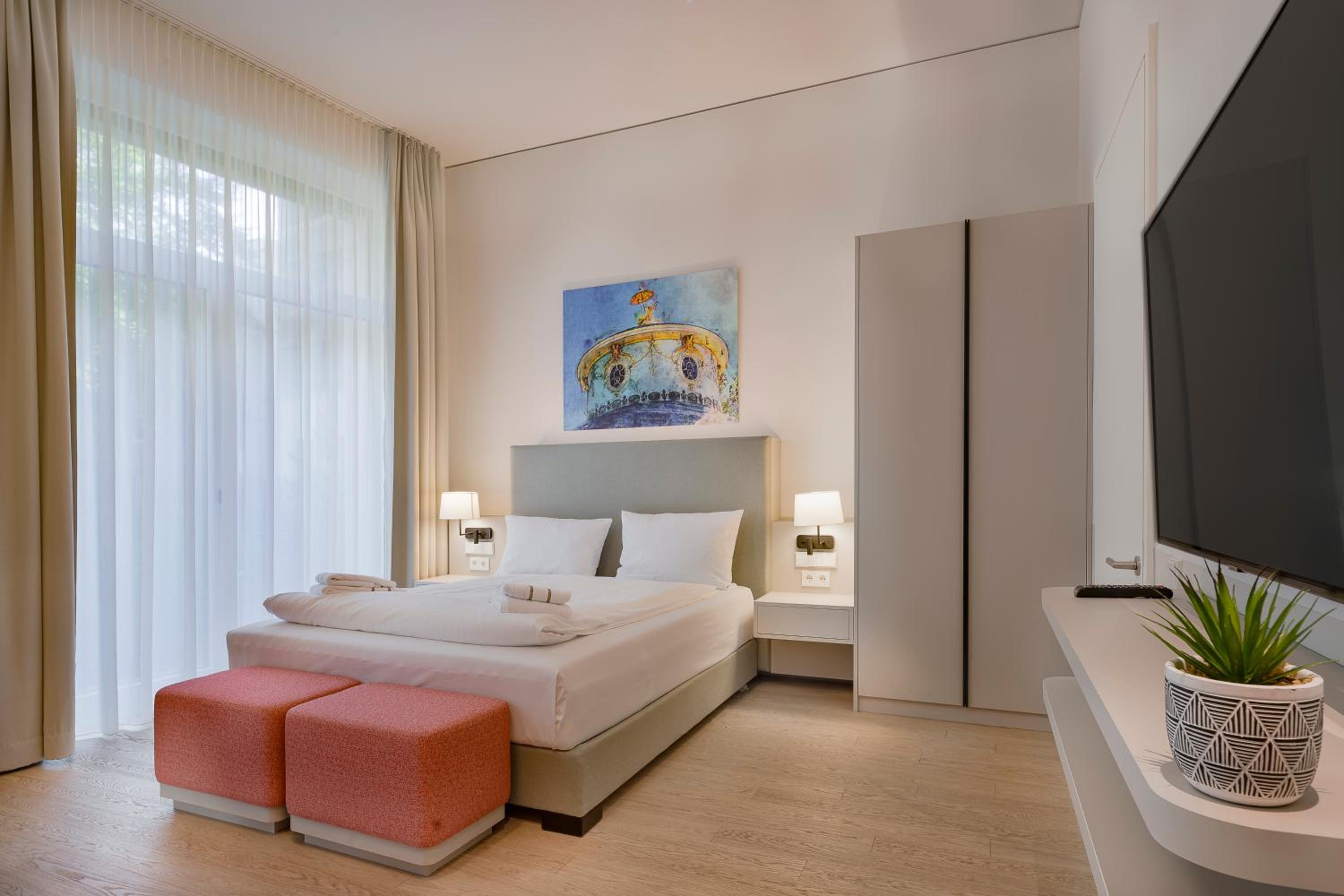 Suite - Photo 1