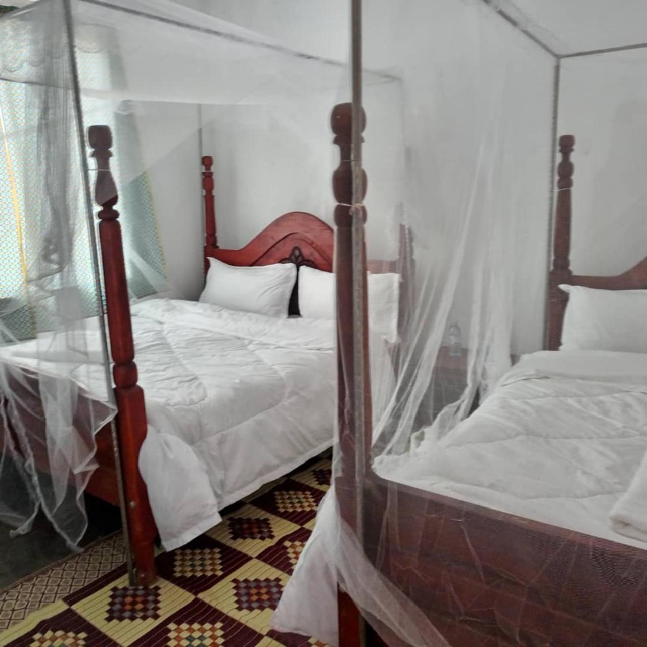 Basic Triple Room with Shared Bathroom photo 2