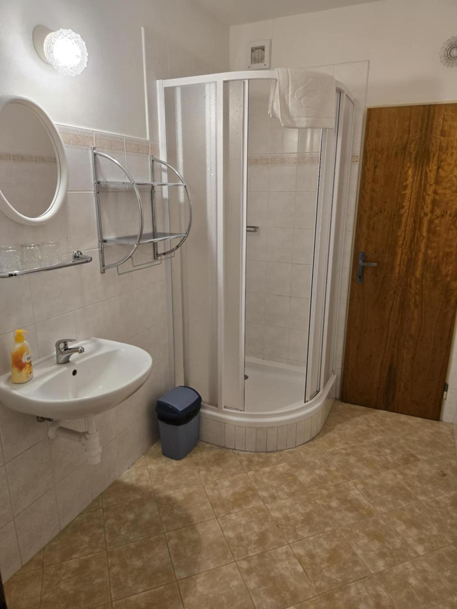 Economy Triple Room photo 2