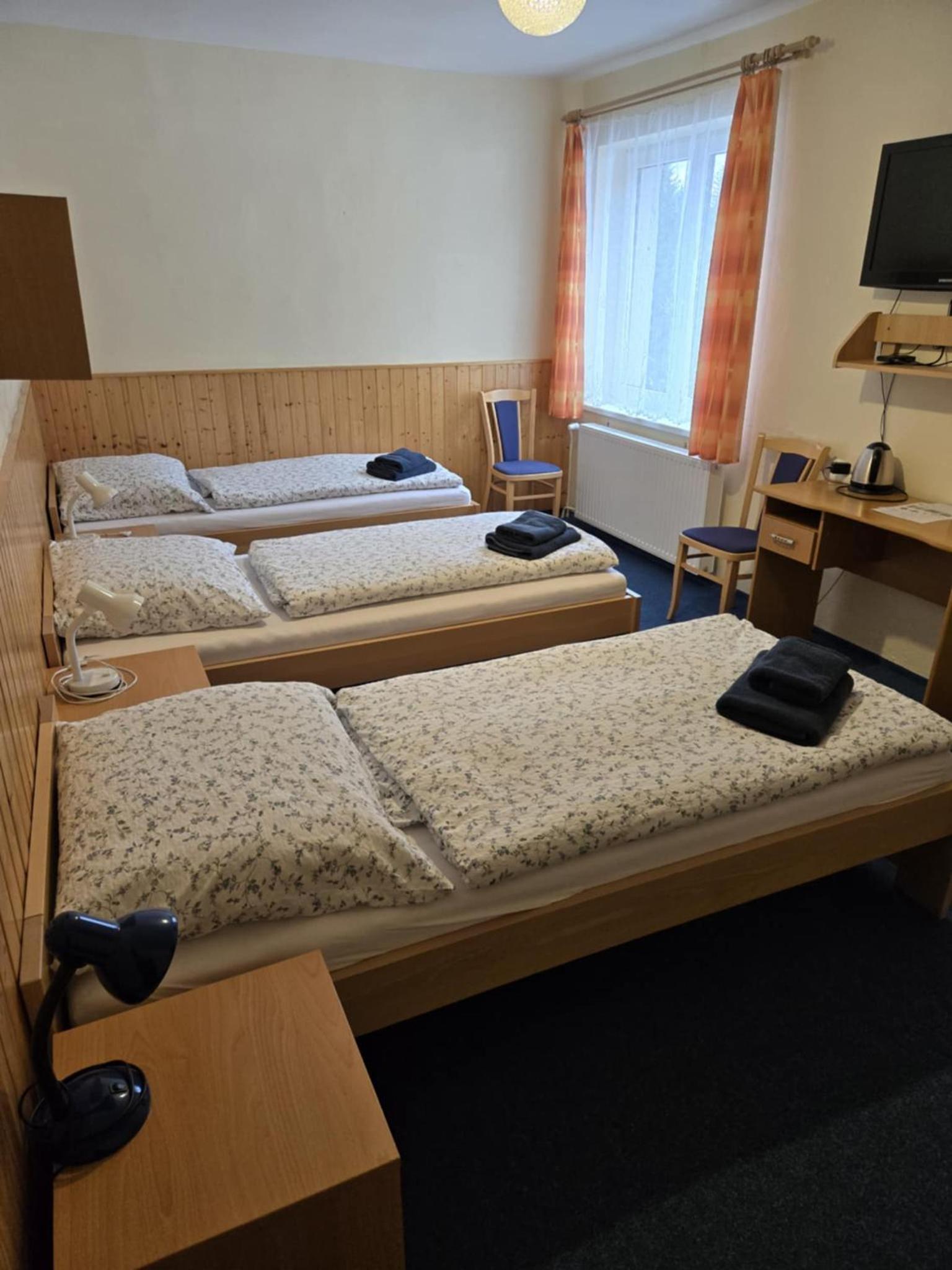 Economy Triple Room photo 3