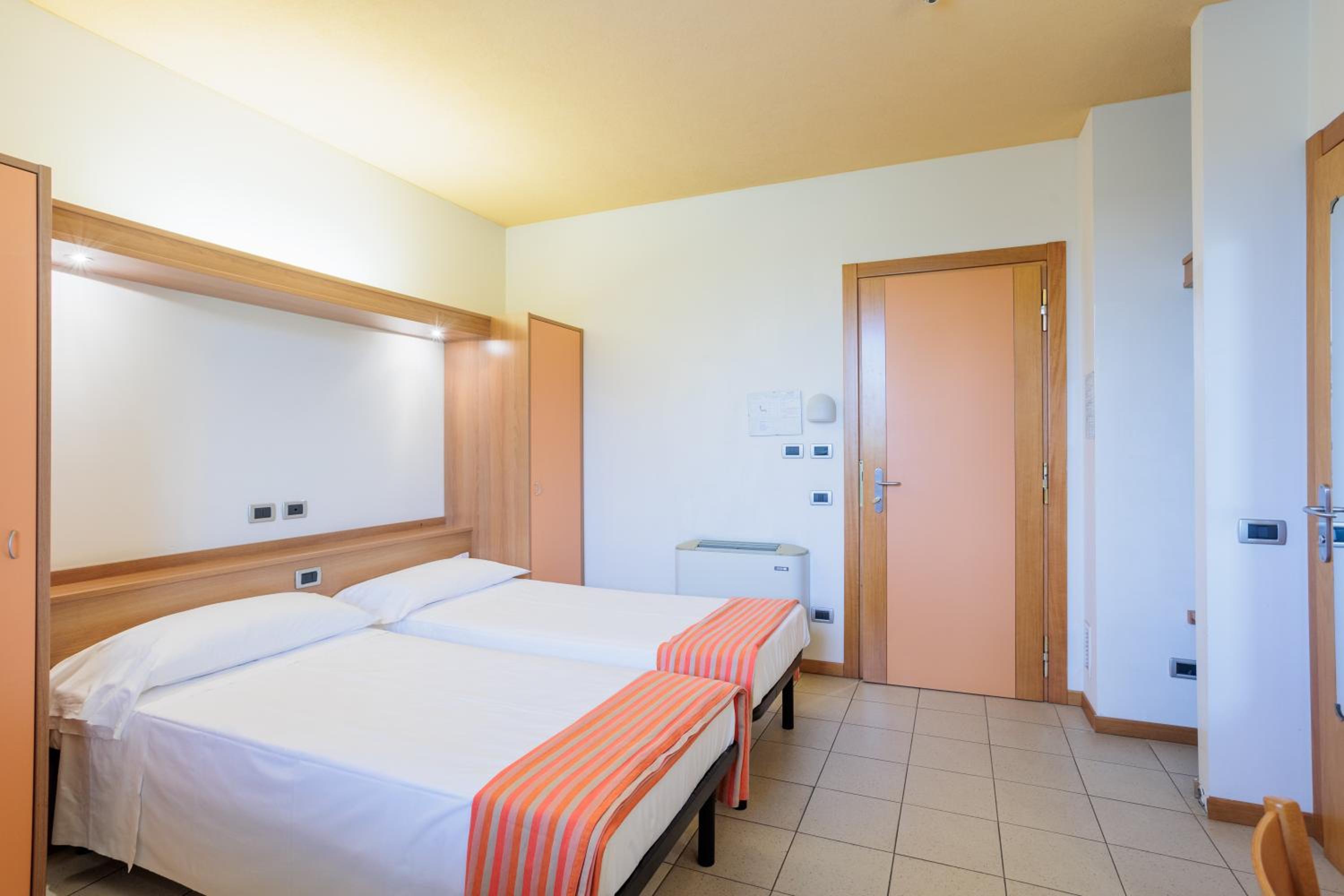 Single Room with Private Bathroom photo 3