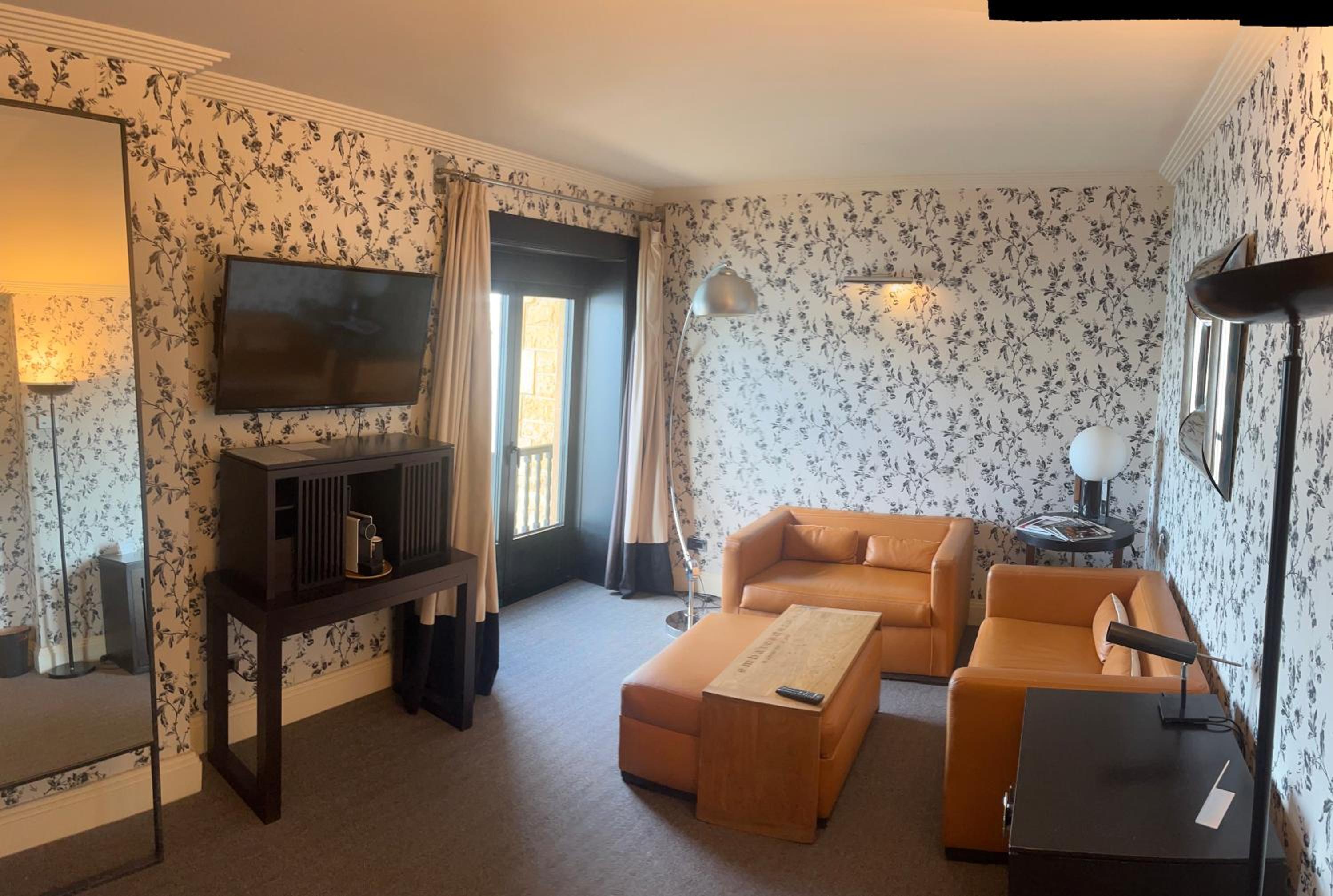 Suite - Photo 1