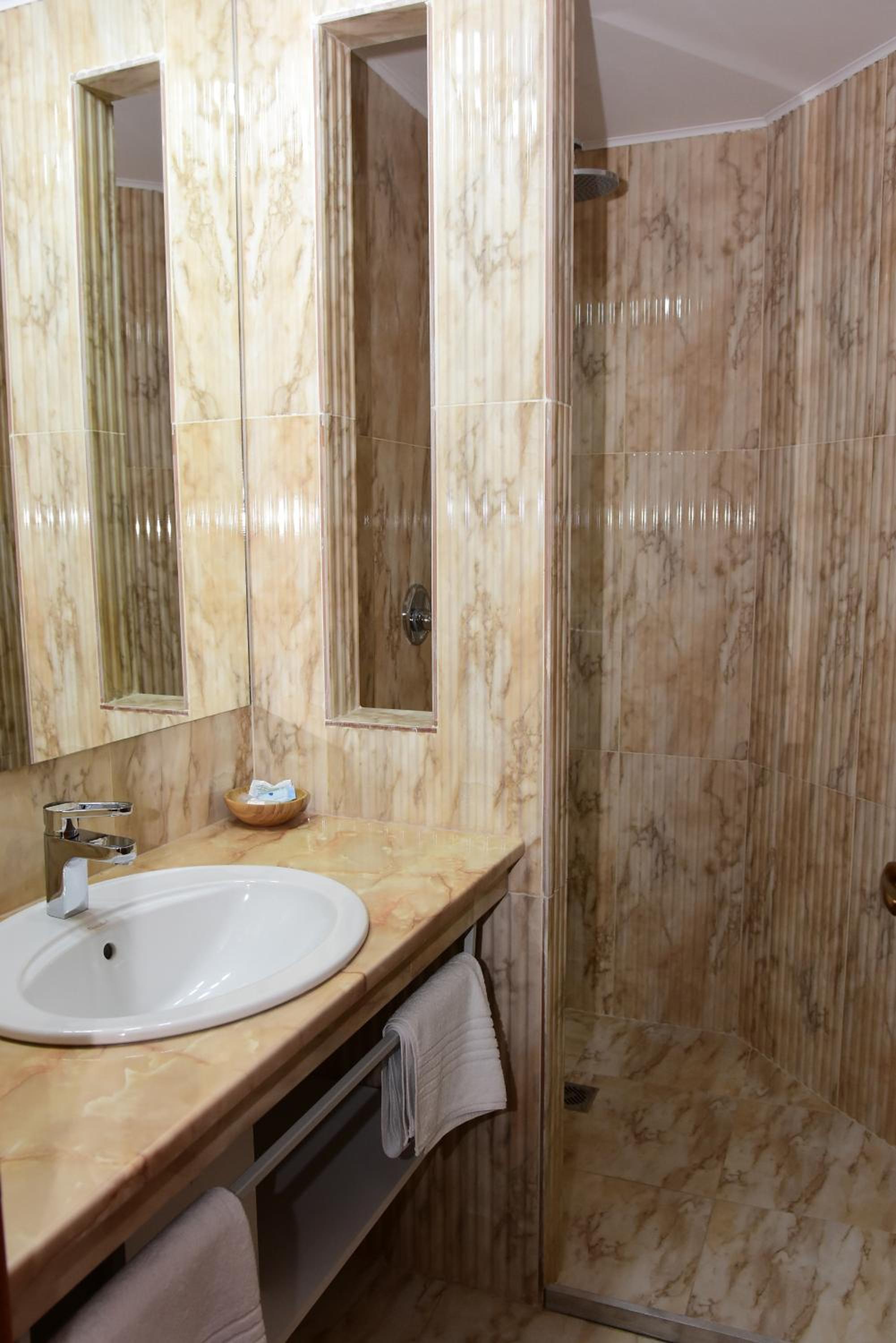 Double Room - Photo 7