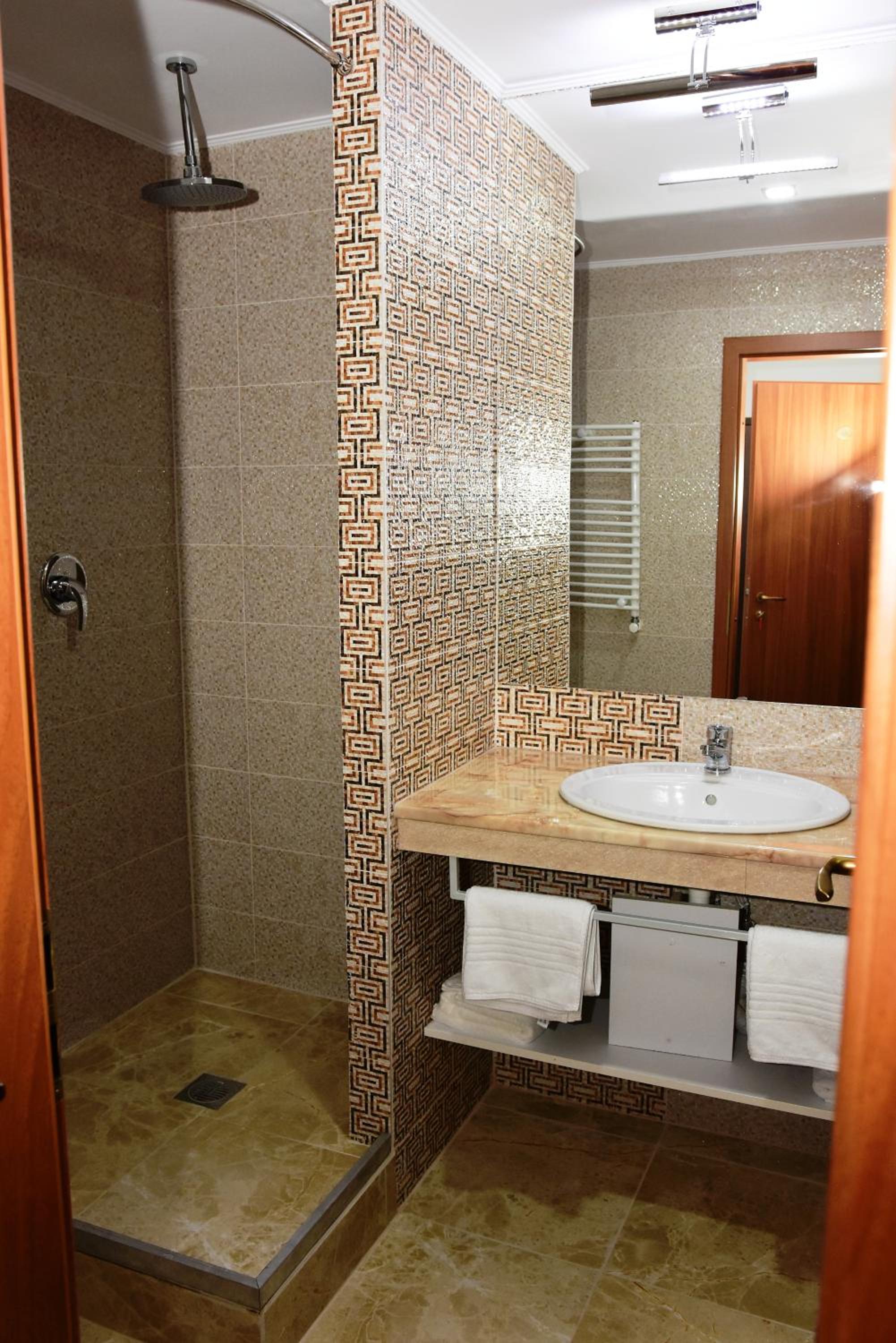 Double Room - Photo 8