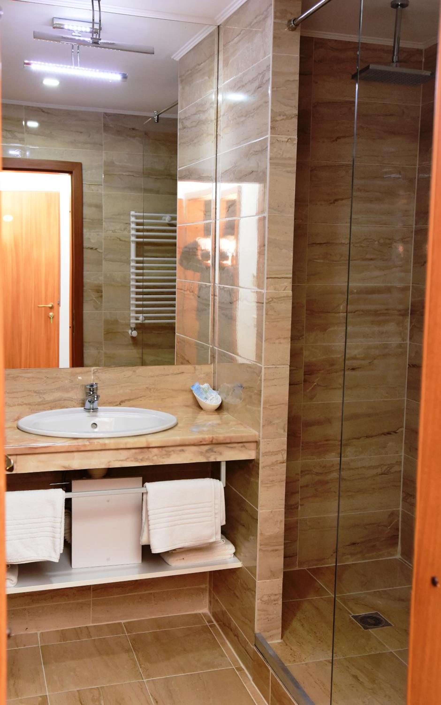 Twin Room - Photo 3