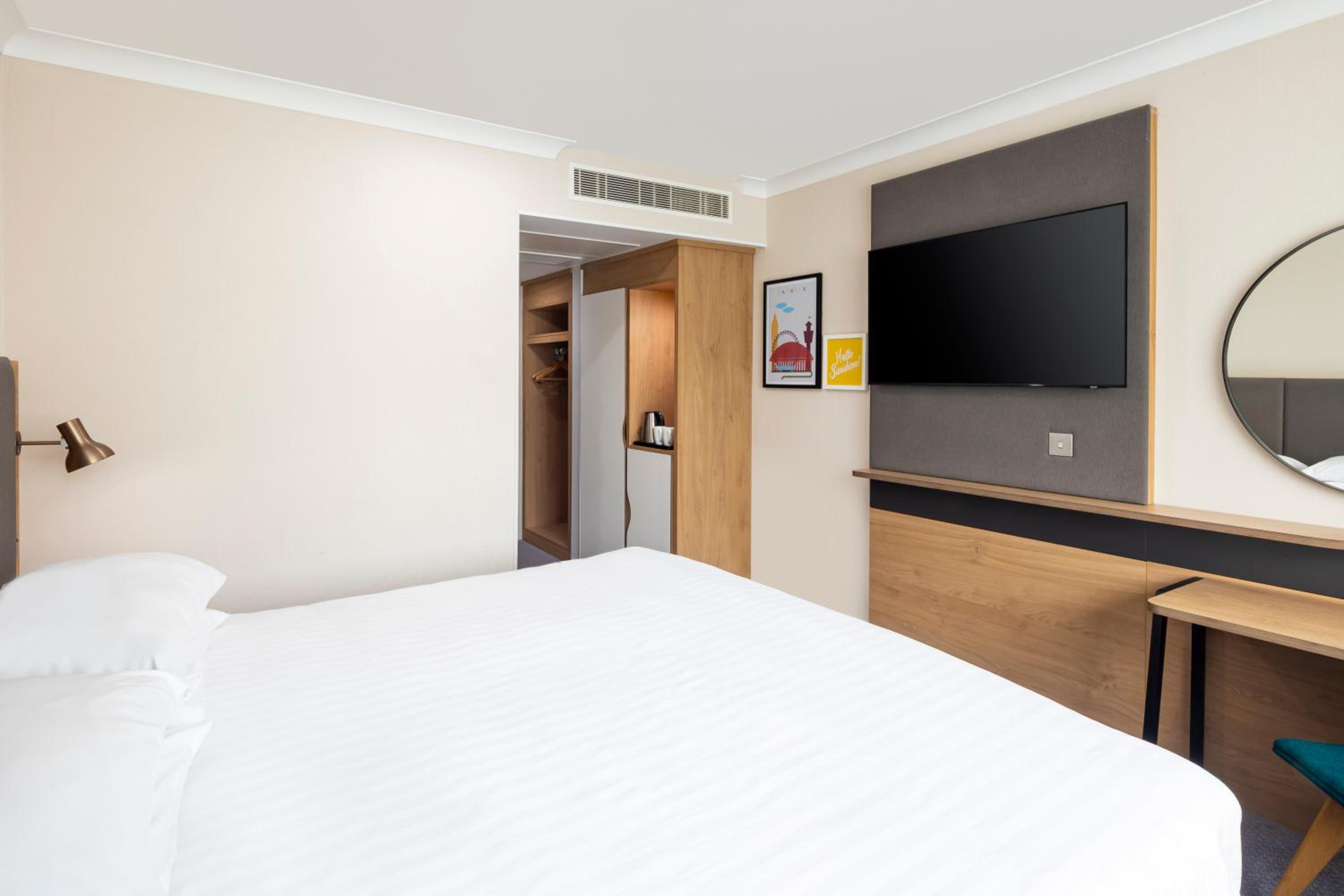 Standard Queen Room with Single Sofa Bed
