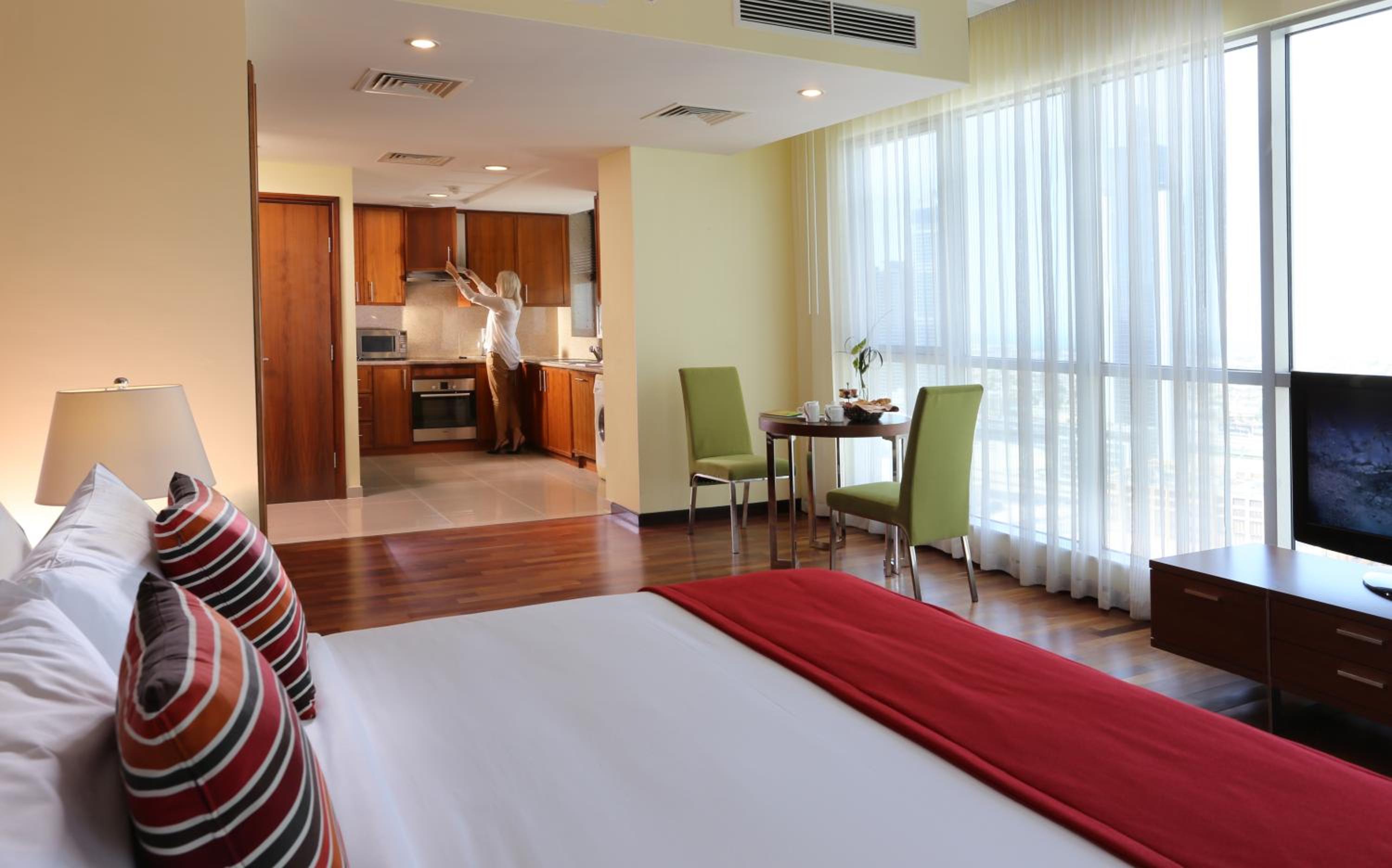 Premium King Studio, Burj Khalifa/Fountain View, Non-Smoking, Complimentary Transfer to Kite Beach, Dubai Mall and Metro Station - Photo 4