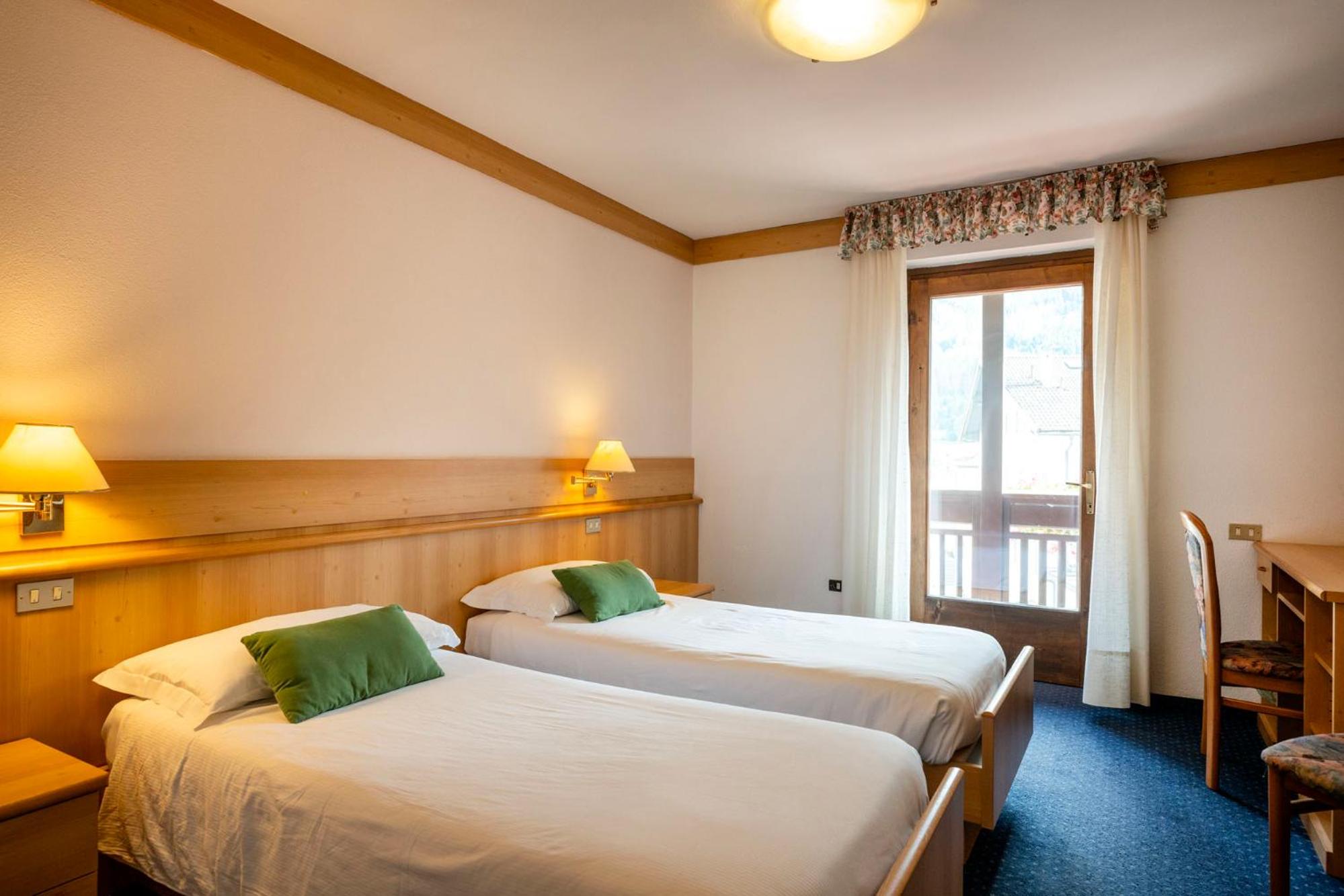 Queen Room with Balcony photo 2