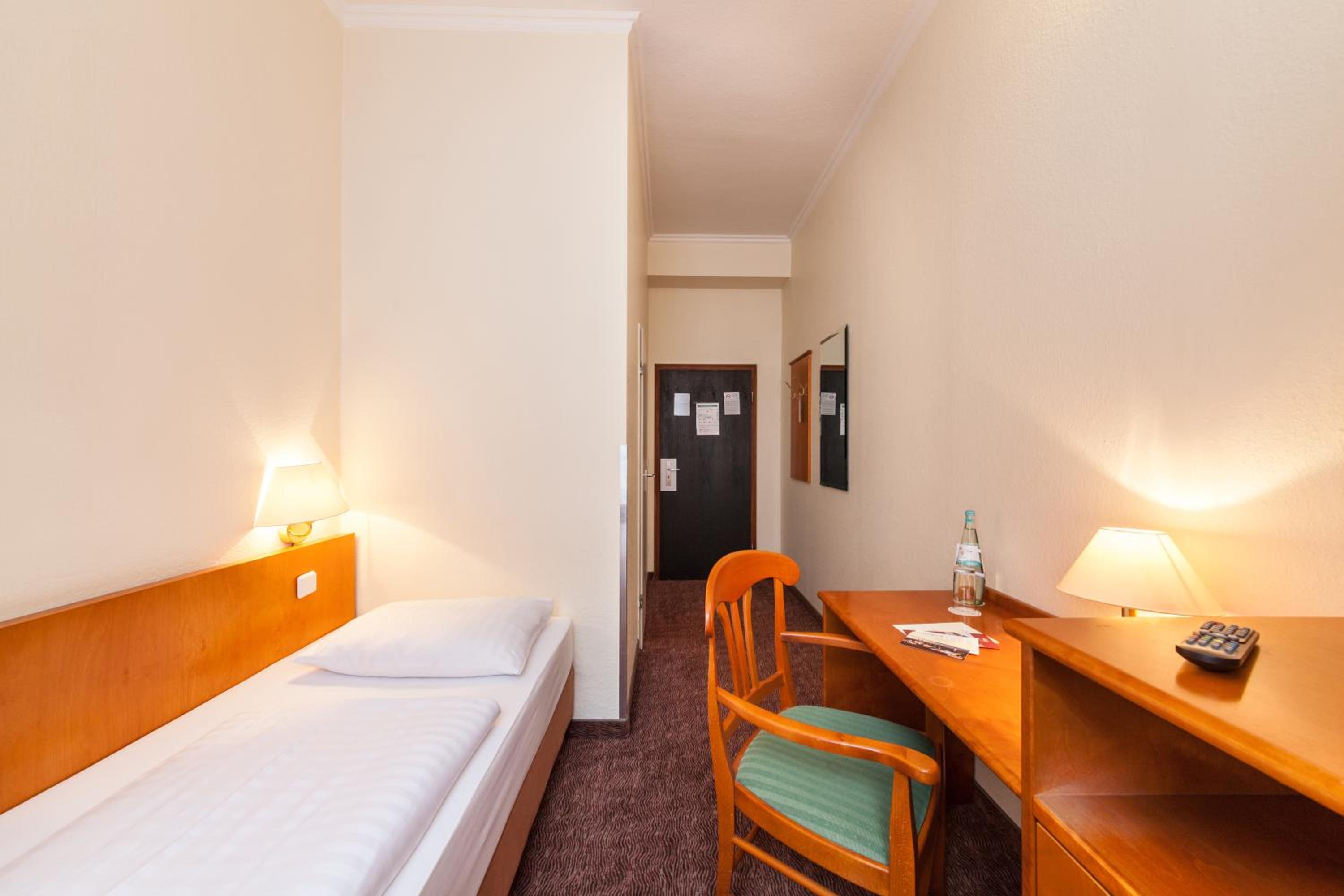 Single Room - Photo 2