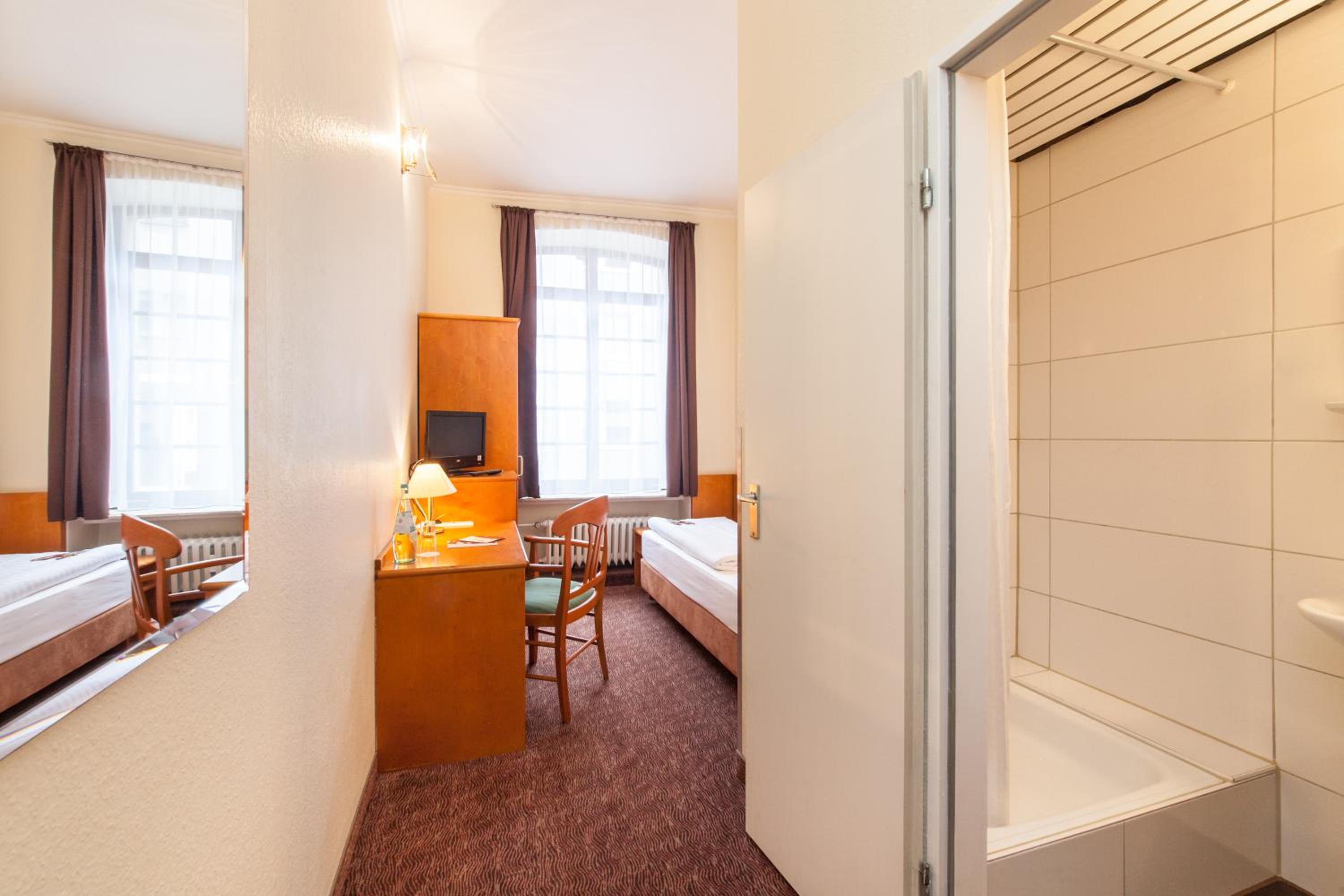 Single Room - Photo 5