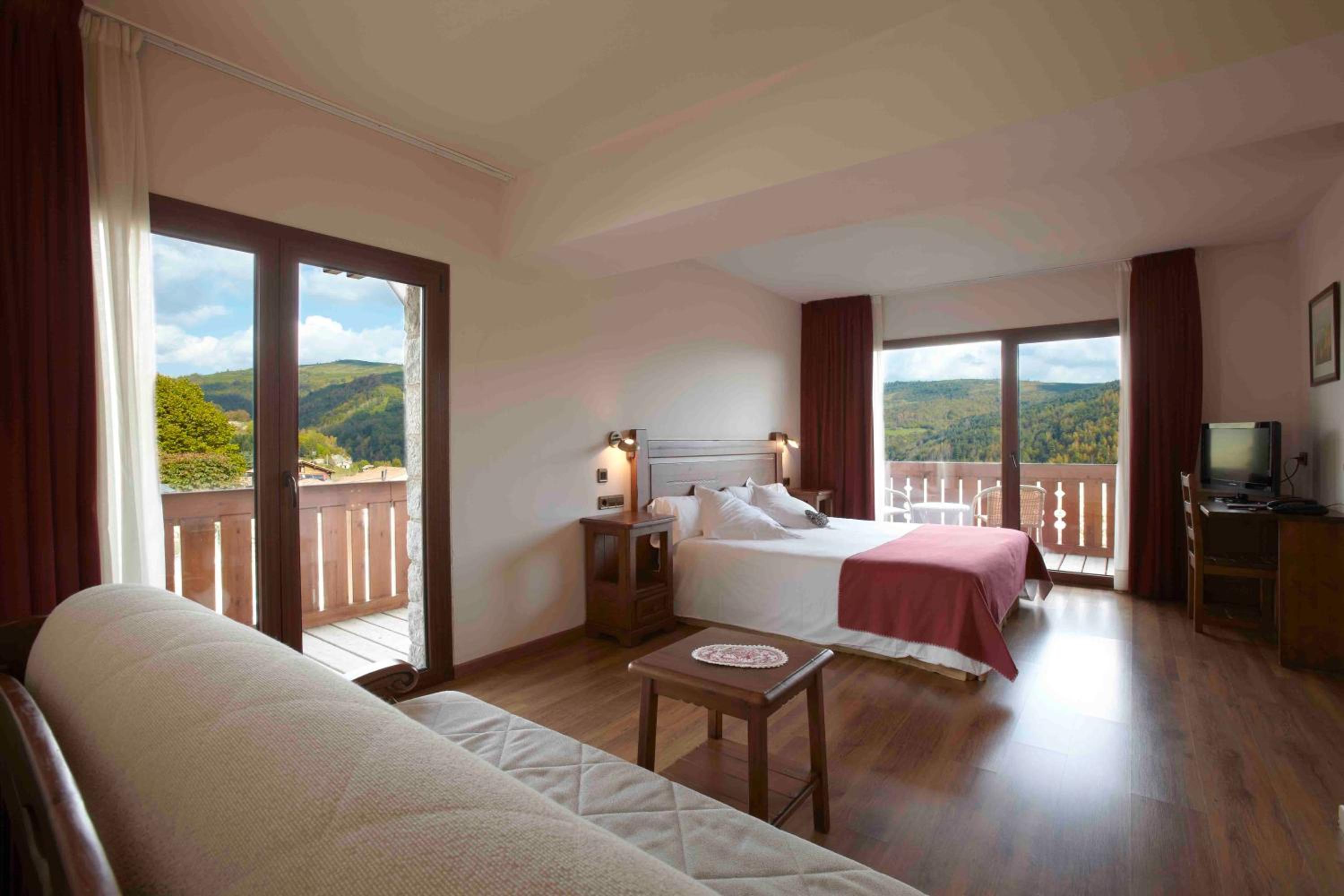 Superior Double or Twin Room - Photo 17