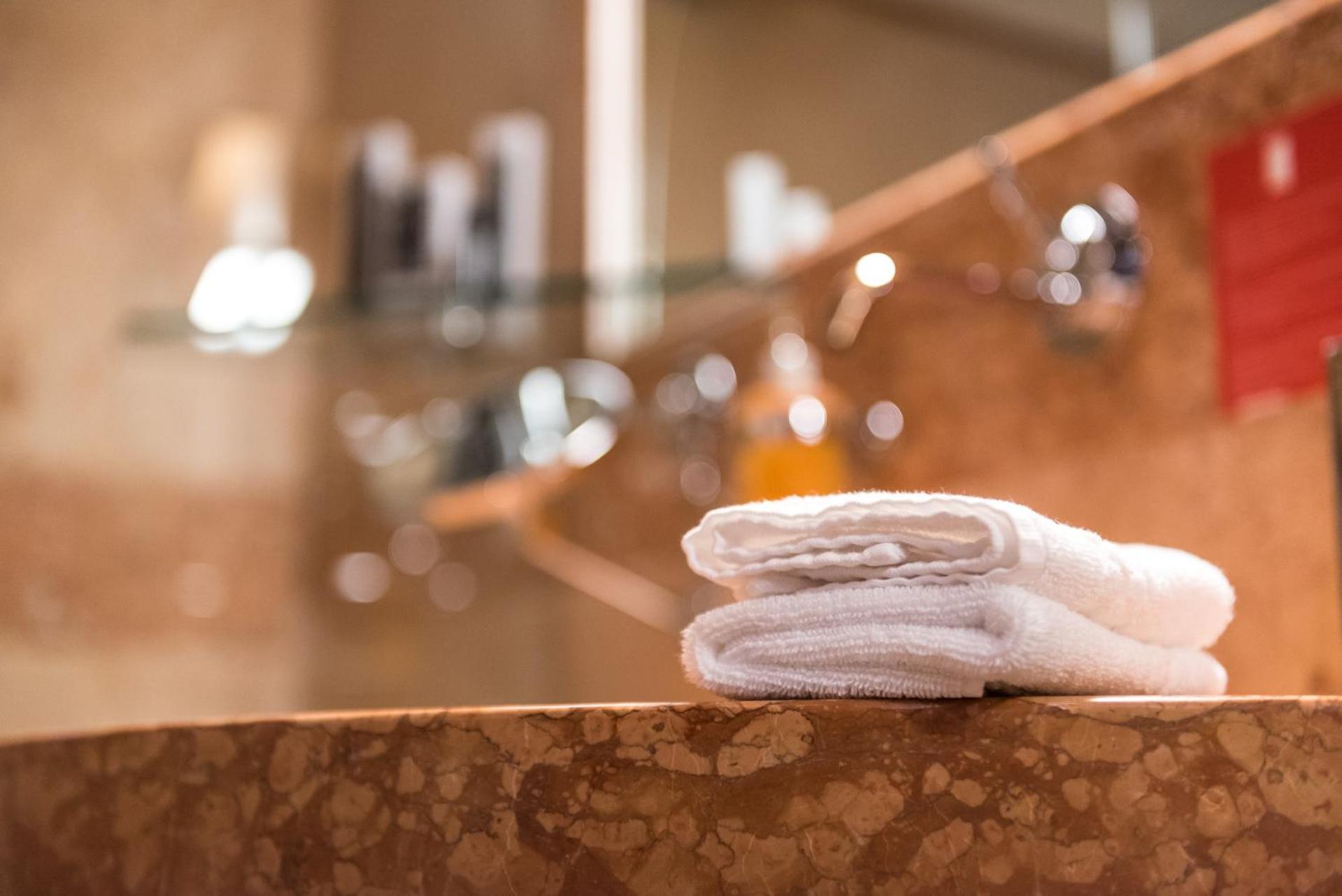 Junior Suite with Spa Access - Photo 11