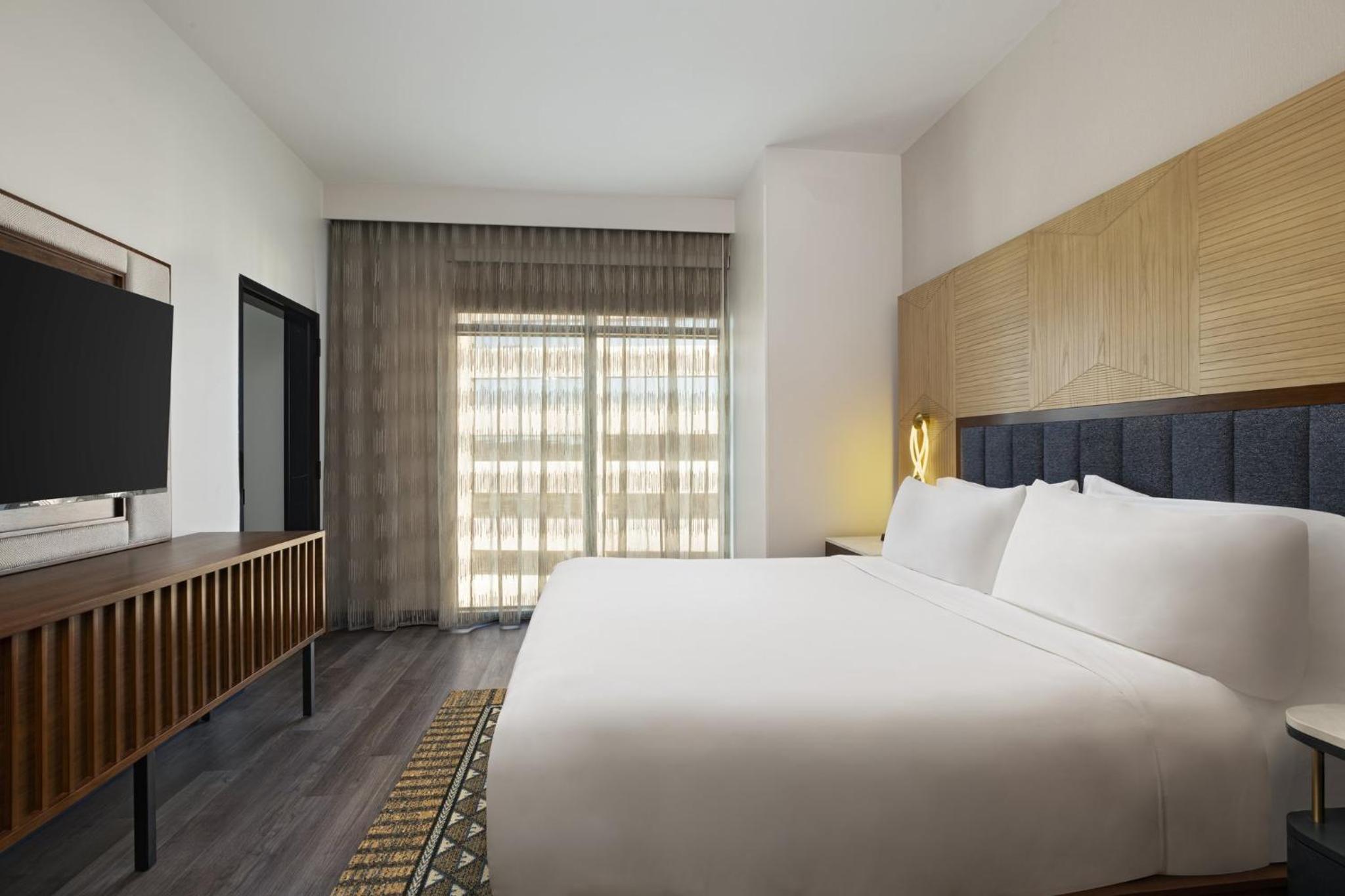 One-Bedroom King Suite with Canal View - Mobility Accessible - Photo 5
