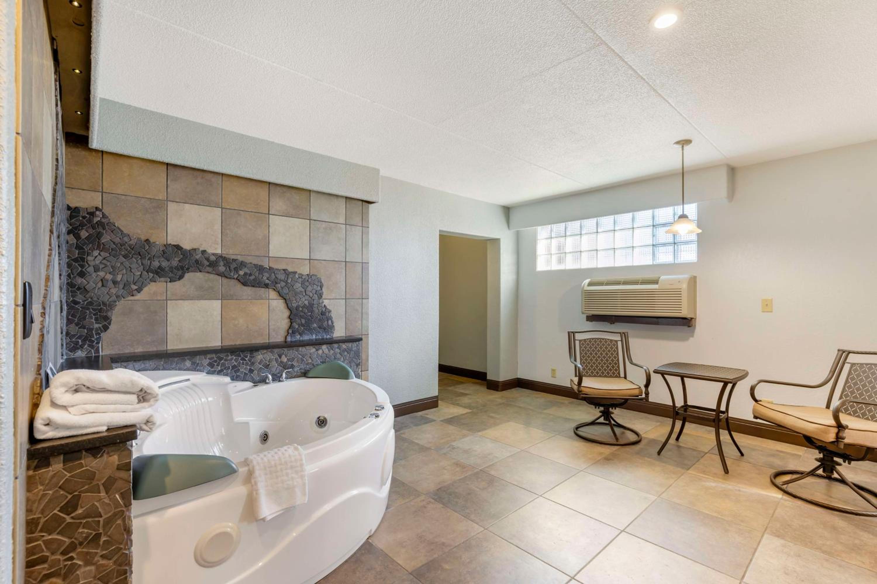 Deluxe King Suite - Non Smoking