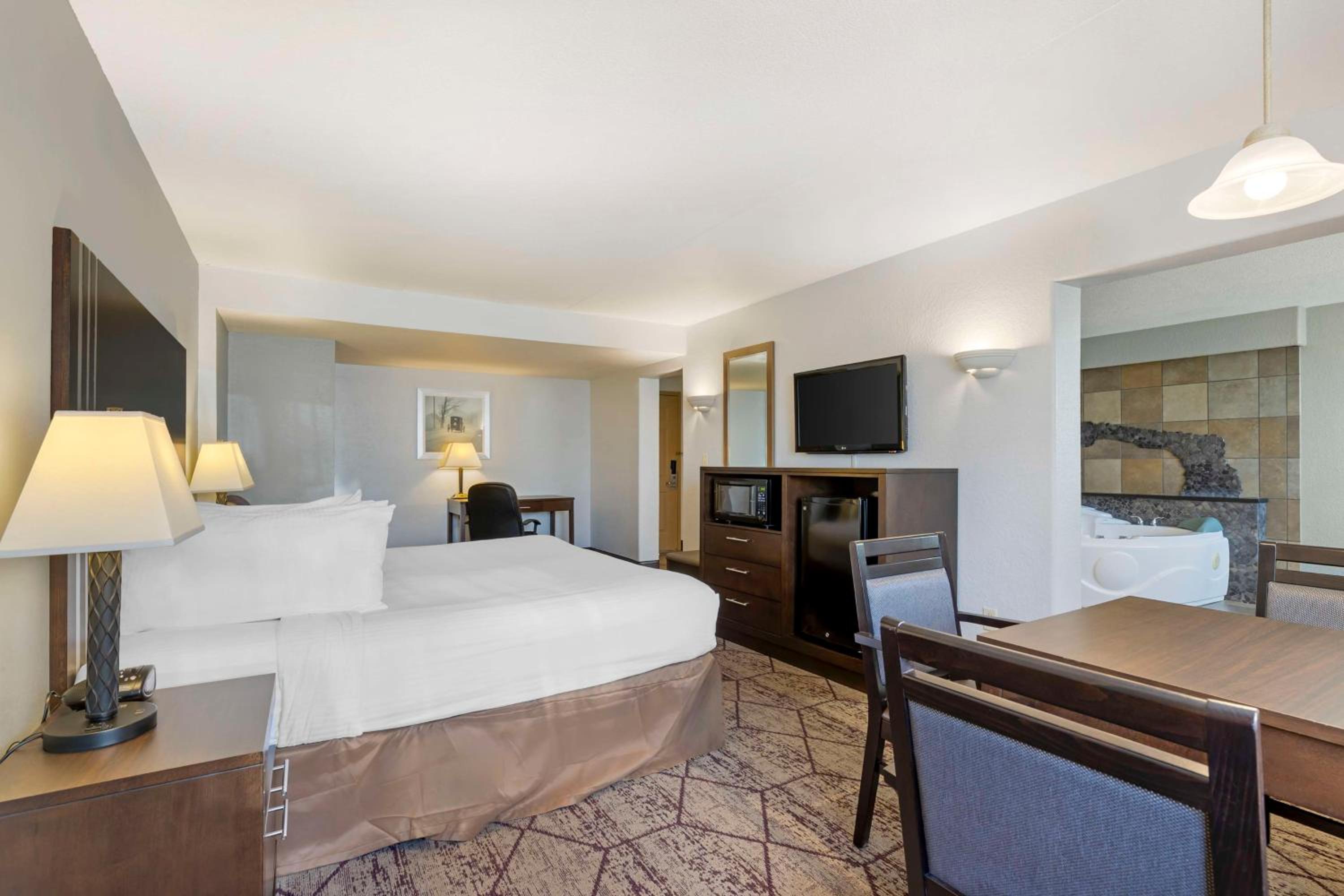 Deluxe King Suite - Non Smoking
