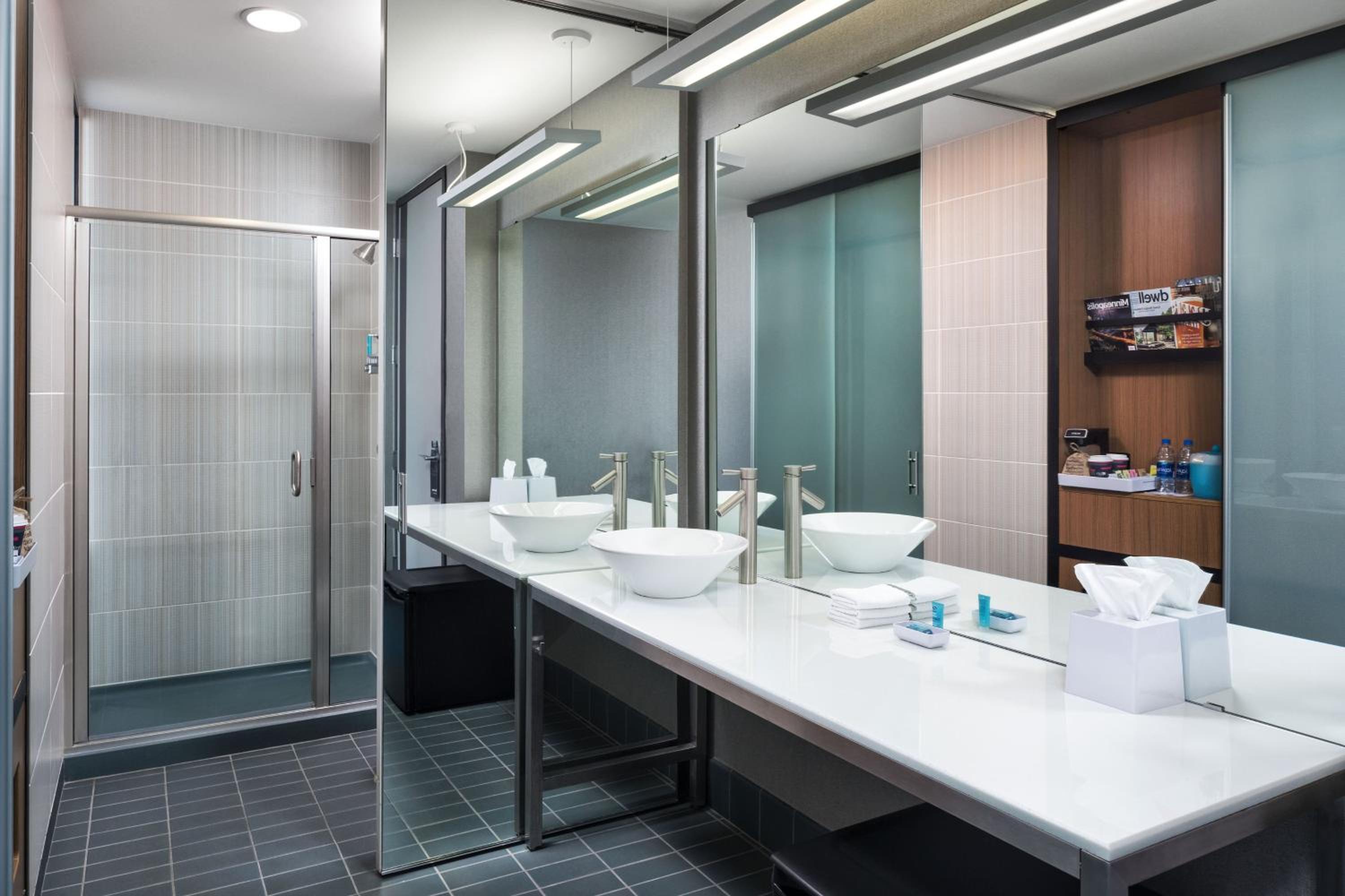 King Room with Roll-in Shower - Mobility Accessible - Photo 3