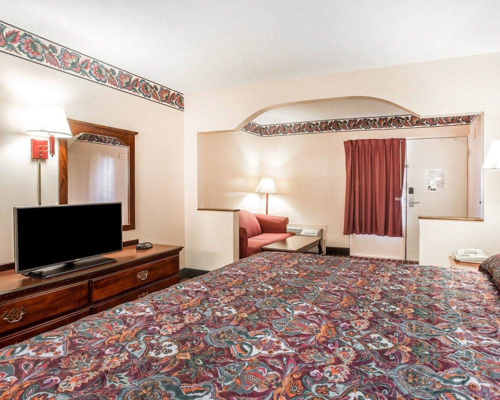Standard Room, 1 King Bed, Non Smoking - Photo 5