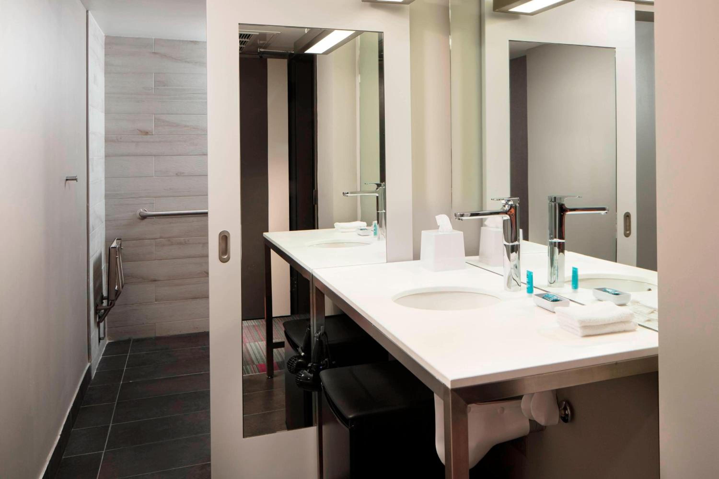 Aloft King Room with Roll-In Shower - Mobility/Hearing Accessible photo 3