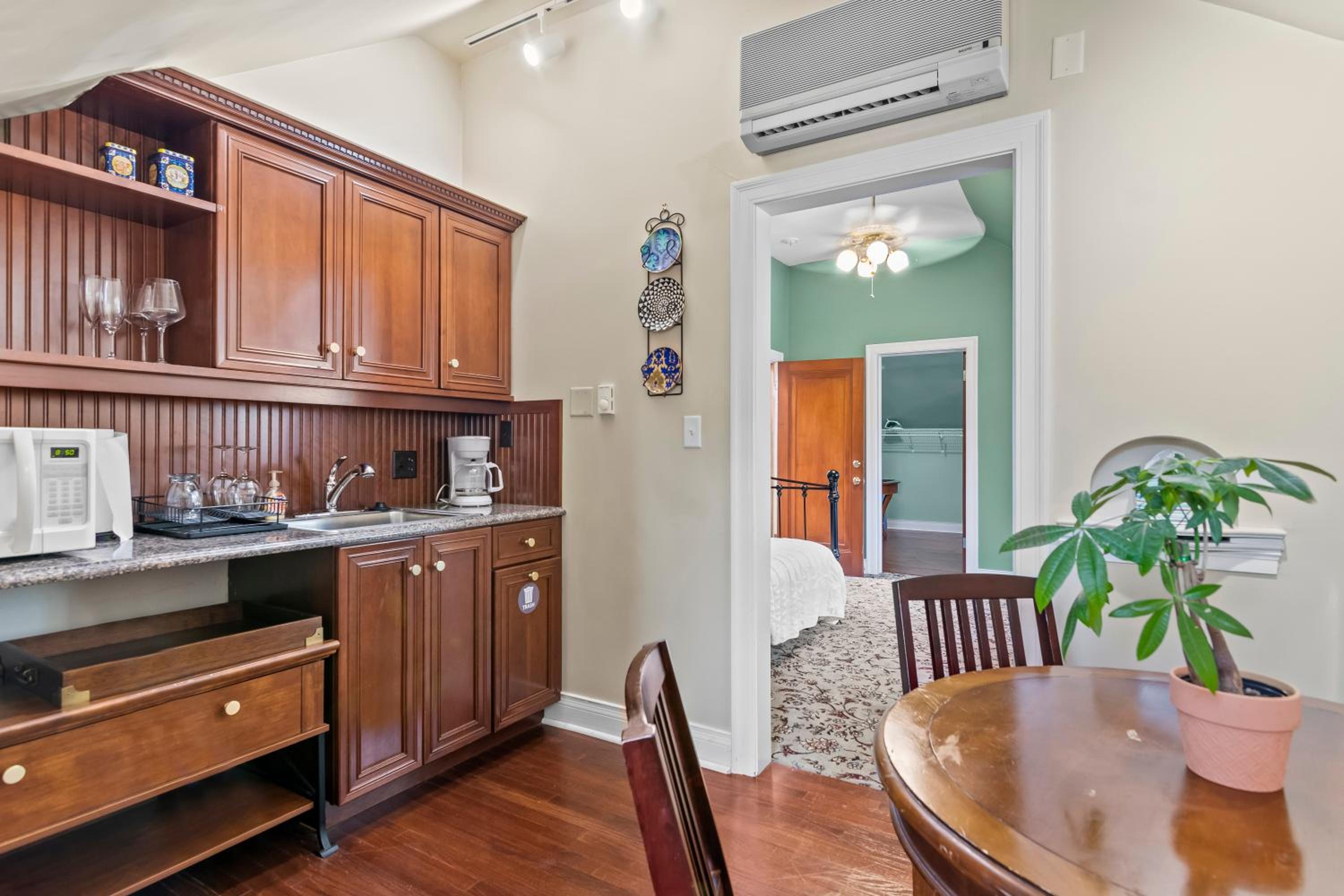 Deluxe Queen Suite