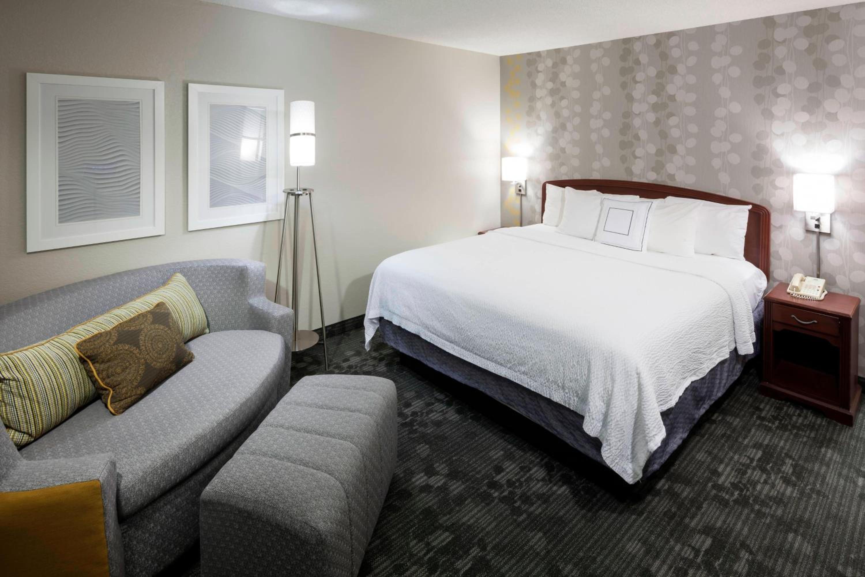 One-Bedroom King Suite with Sofa Bed - Photo 2