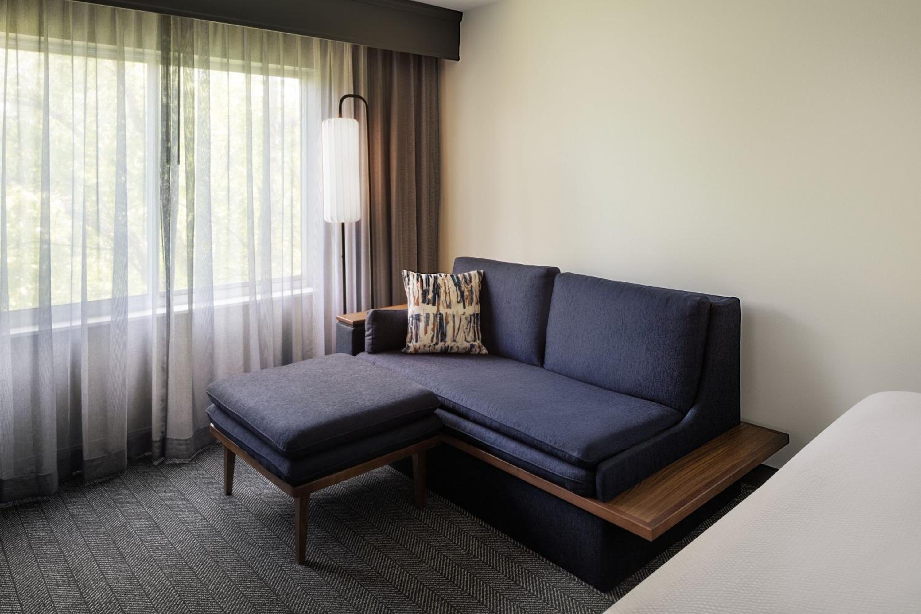 Deluxe Queen Room with Two Queen Beds and Balcony photo 3