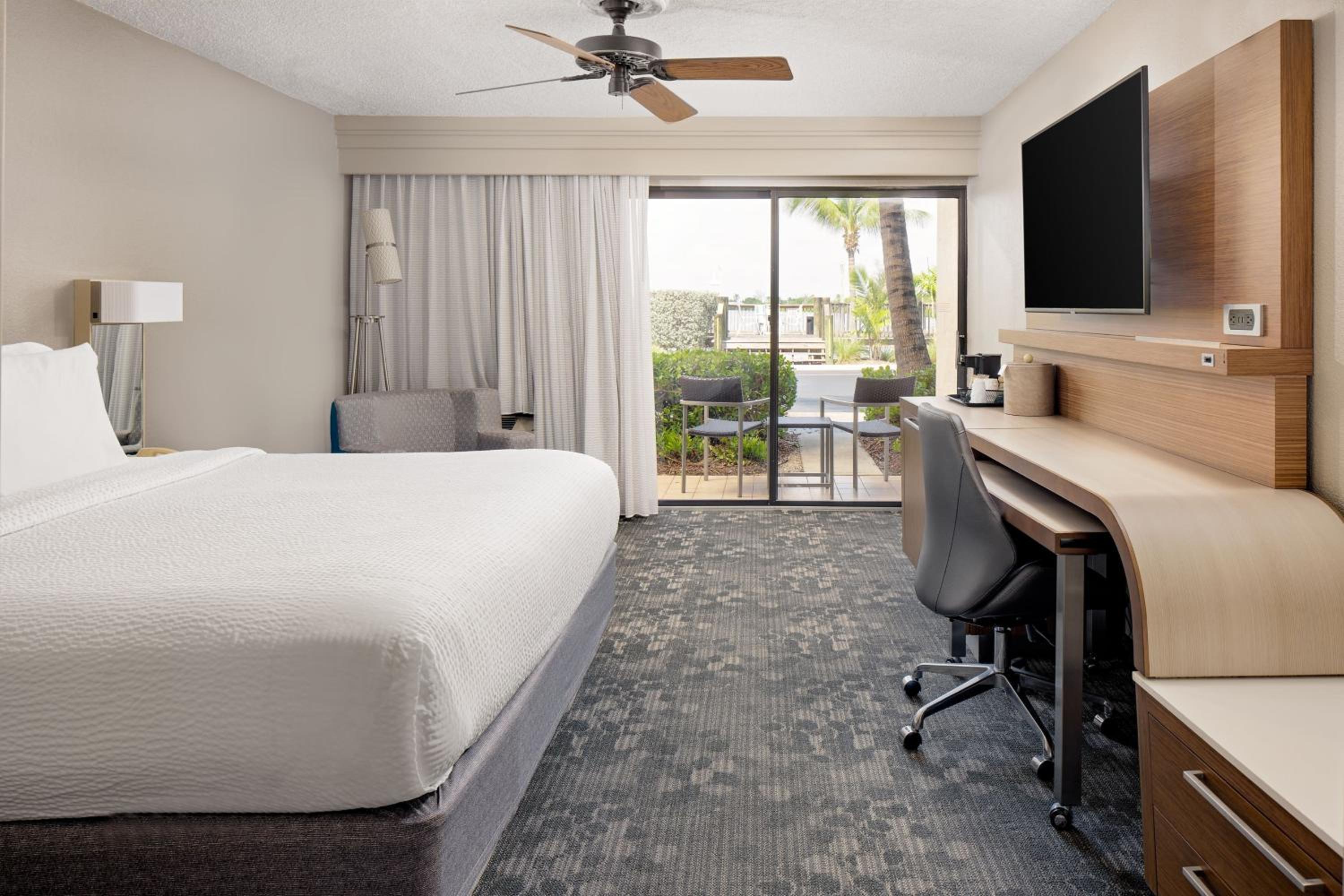 King Room with Balcony - Photo 1