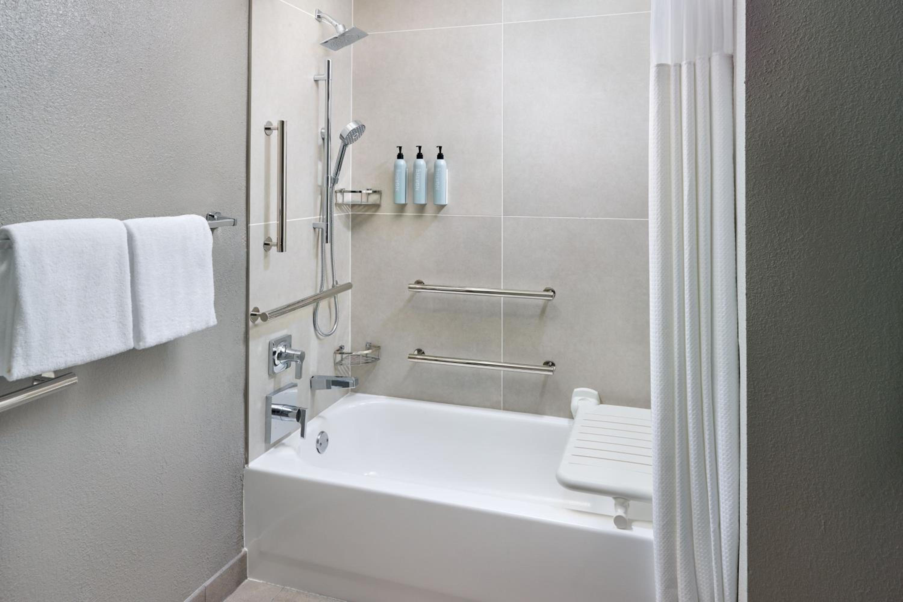 Double Room with Two Double Beds and Adapted Tub - Mobility Accessible - Photo 5