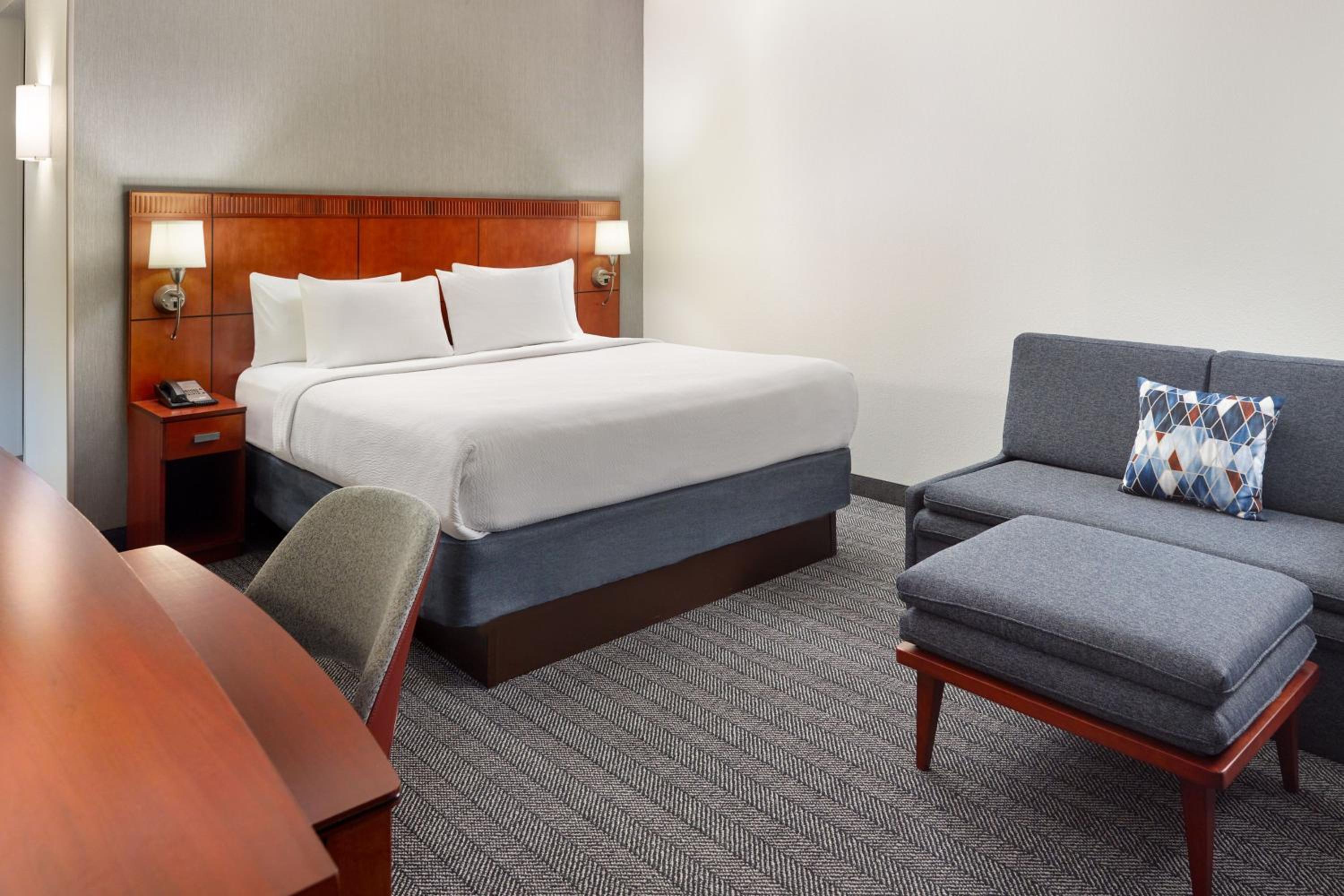 King Room with Adapted Tub - Mobility Accessible - Photo 1