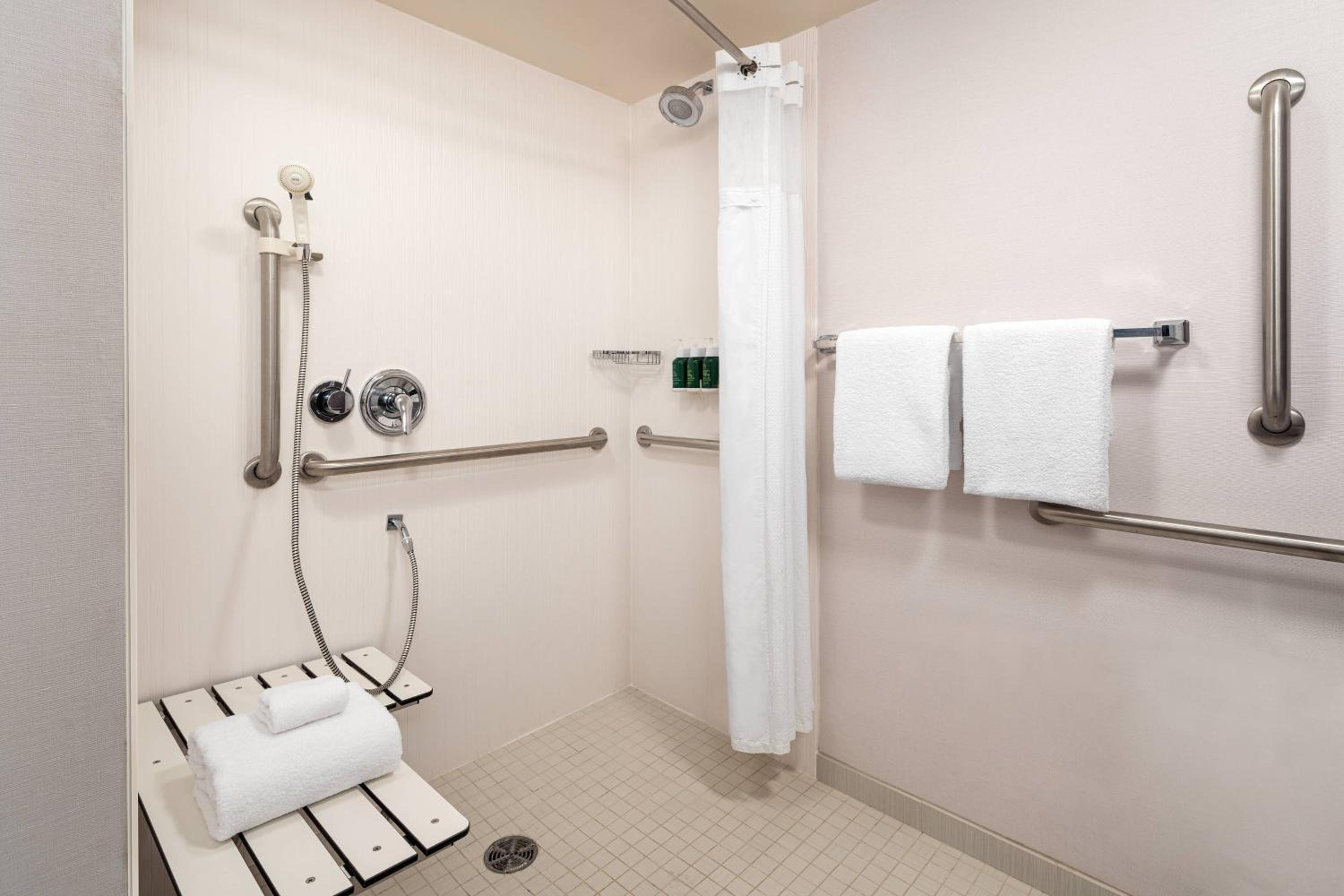 King Room with Sofa Bed and Adapted Tub - Mobility and Hearing Accessible - Photo 7