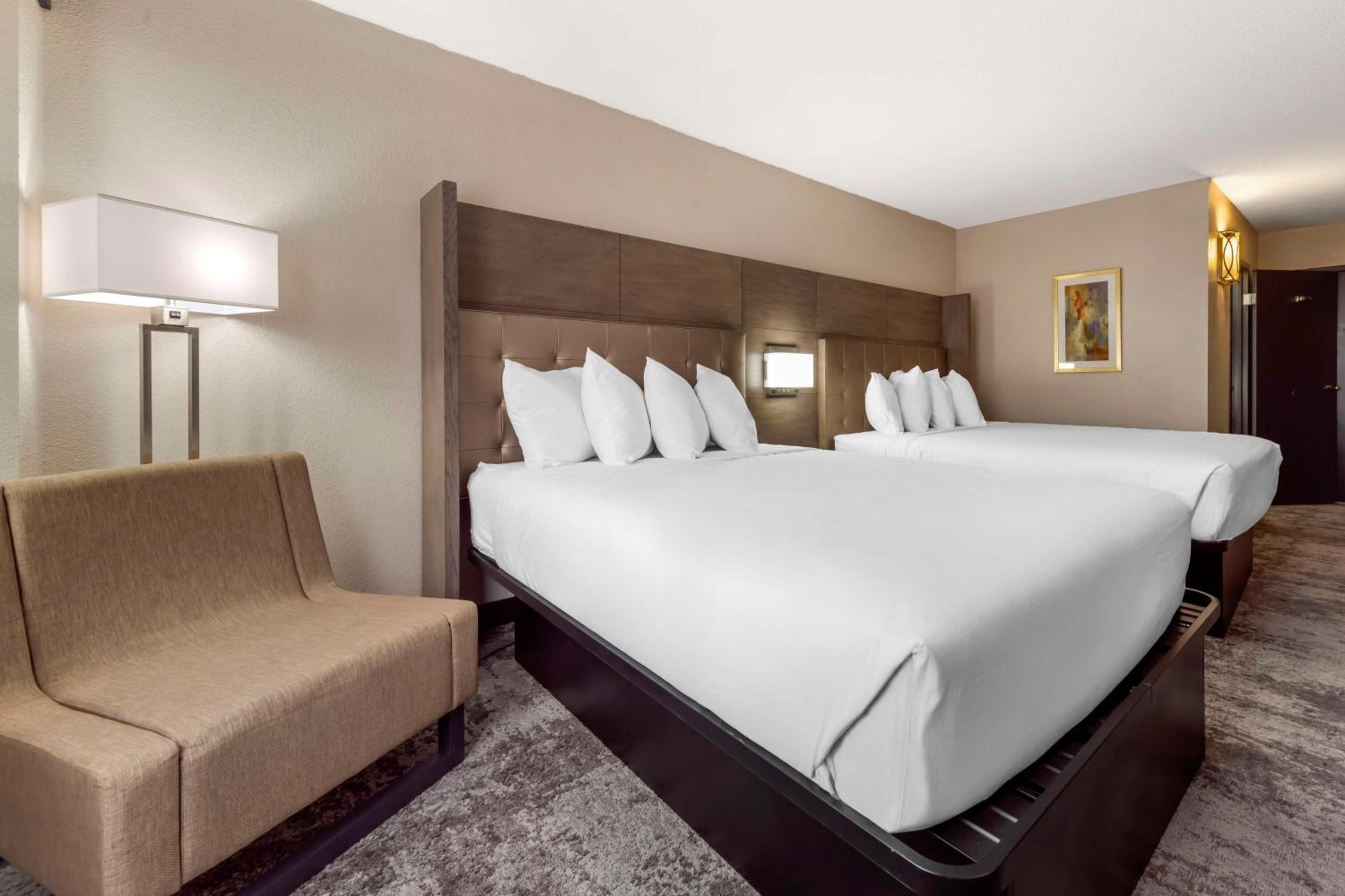 Queen Room with Two Queen Beds - Upper Floor/Non-Smoking, photo 6