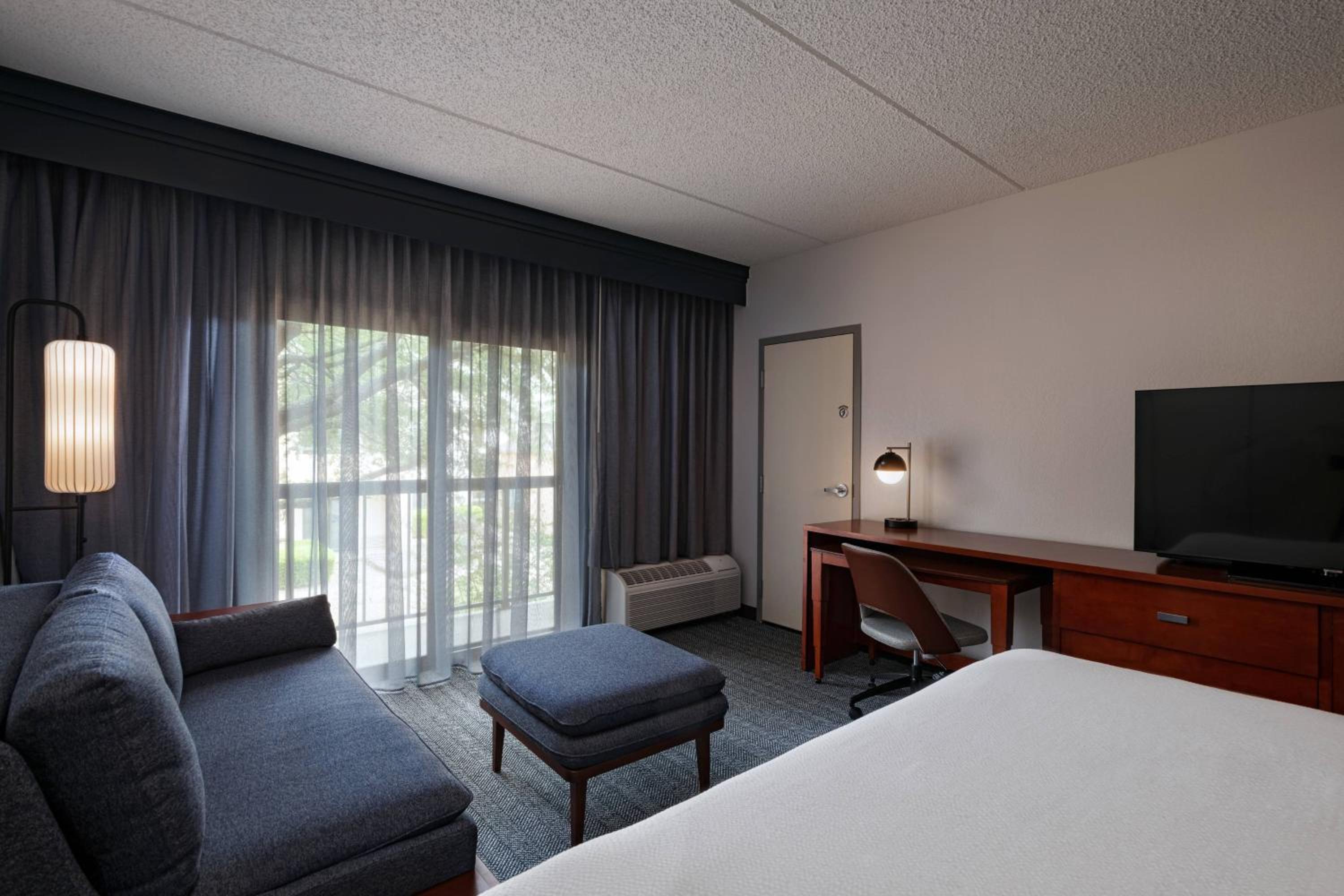 King Room with Sofa Bed - Hearing Accessible - Photo 2