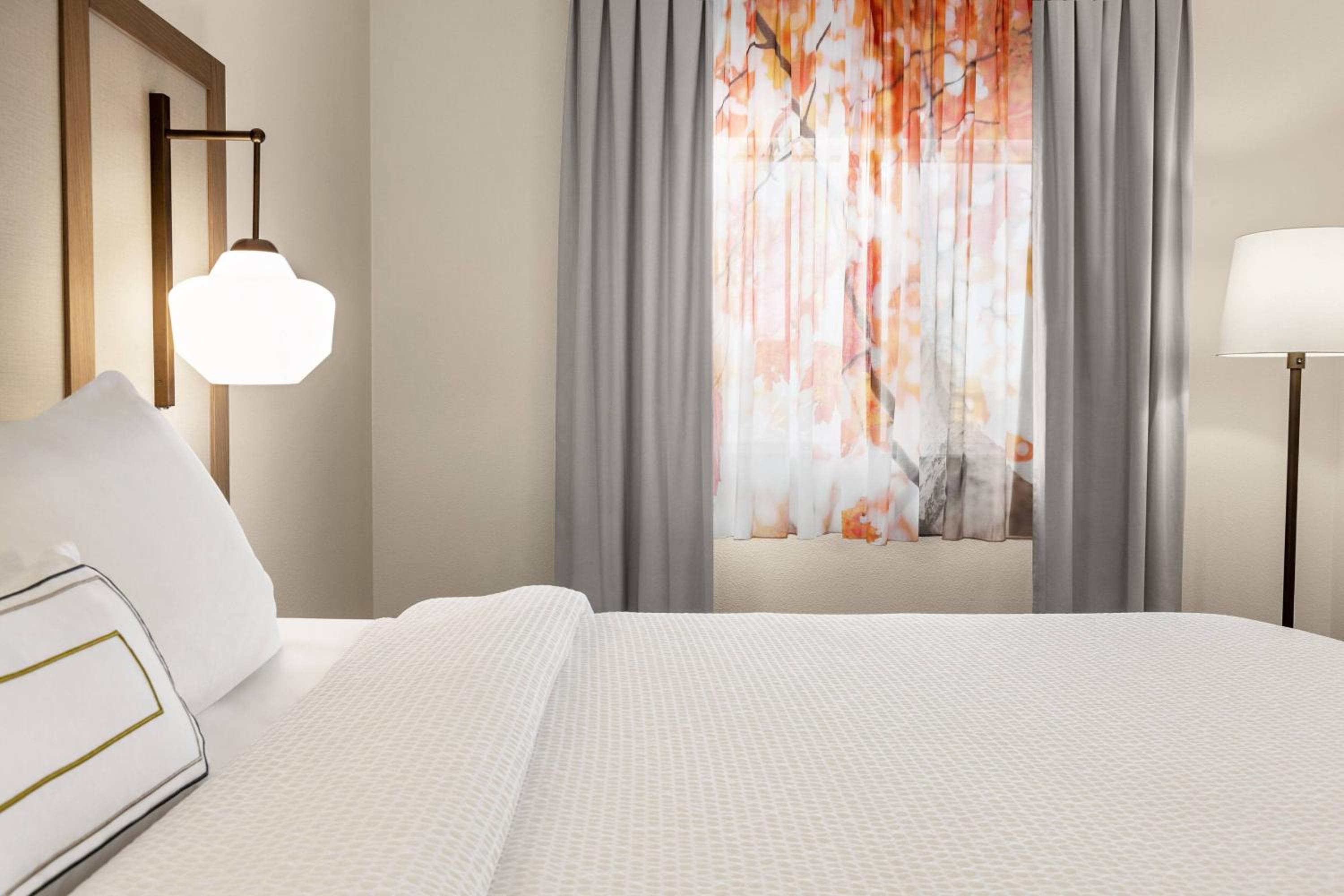 Queen Room with Two Queen Beds - Hearing Accessible - Photo 5