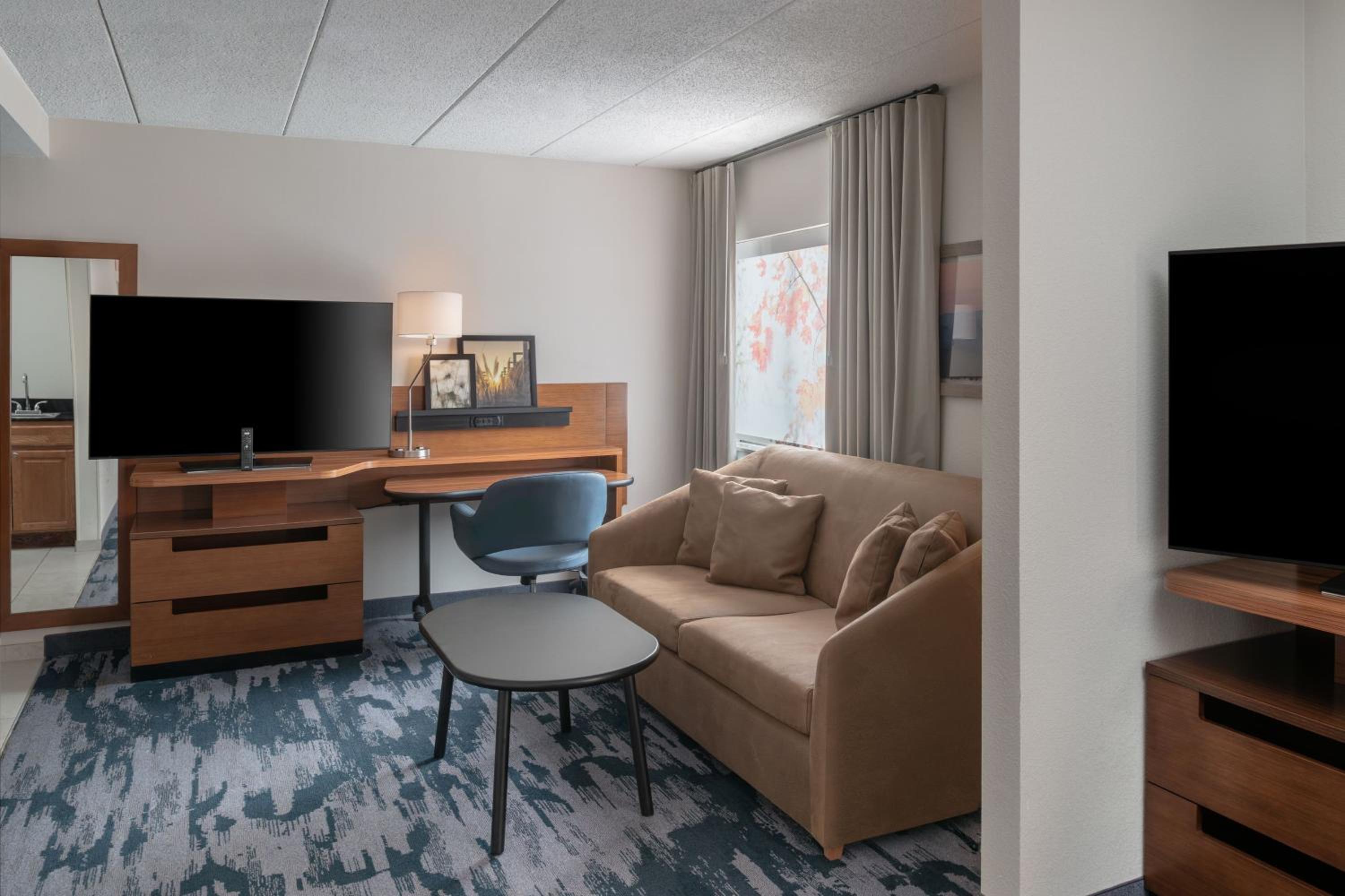 Queen Suite with Bathtub - Mobility Access - Photo 1
