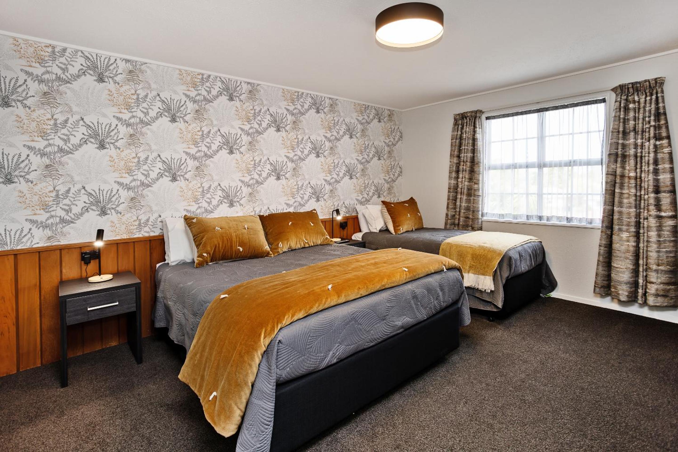 Superior One-Bedroom Apartment - Photo 2