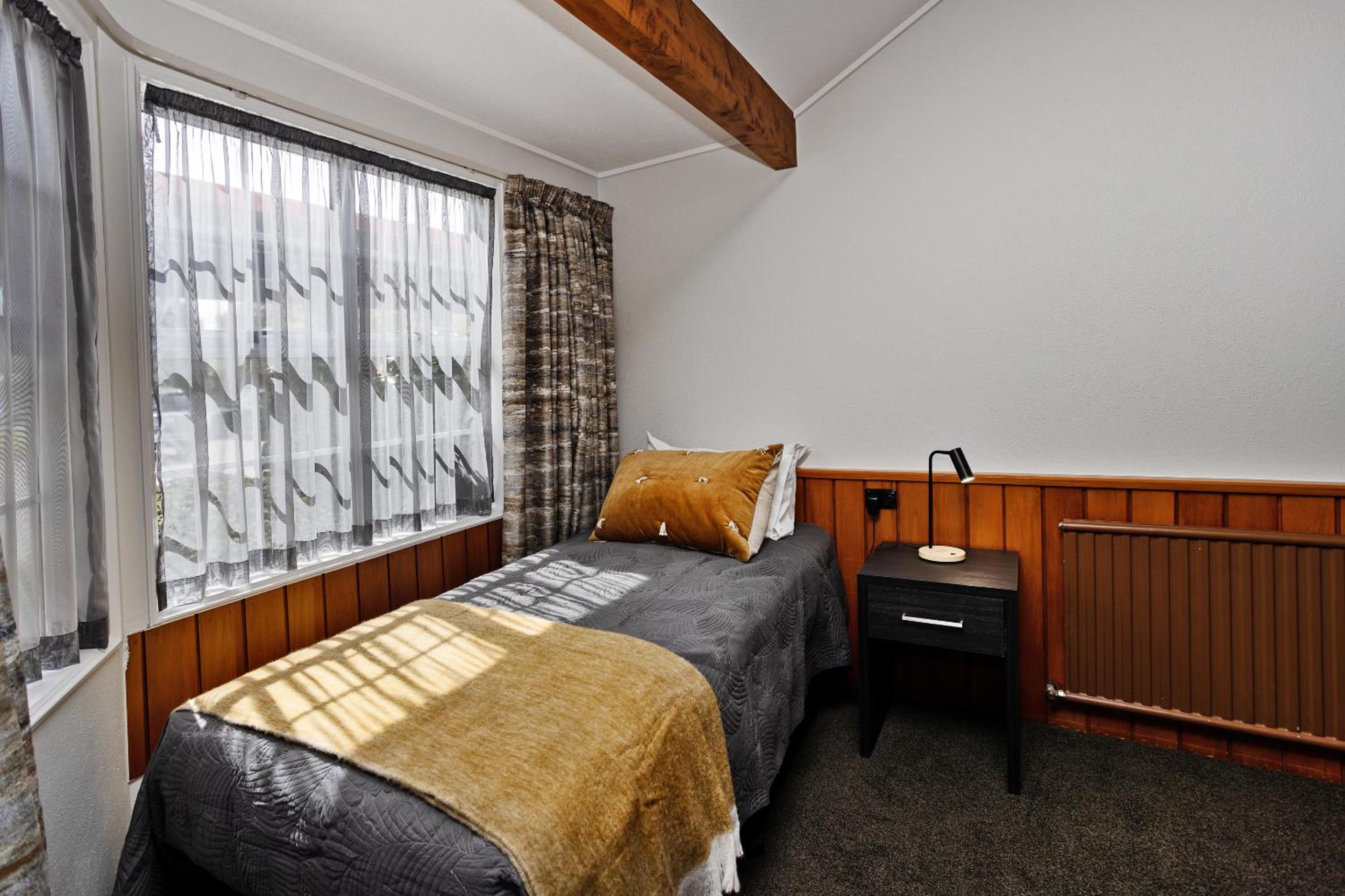 Superior One-Bedroom Apartment - Photo 3