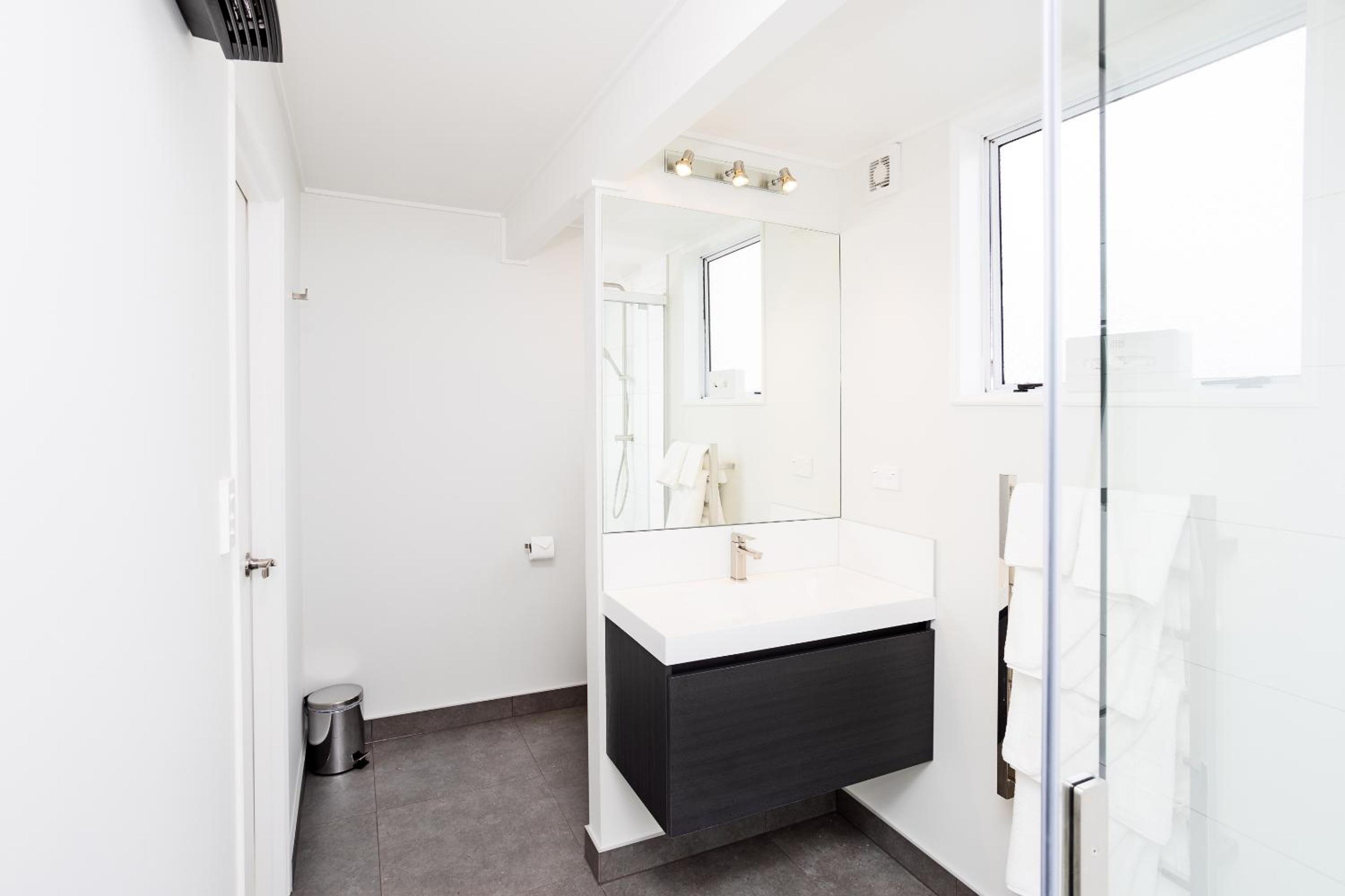 Superior One-Bedroom Apartment - Photo 4