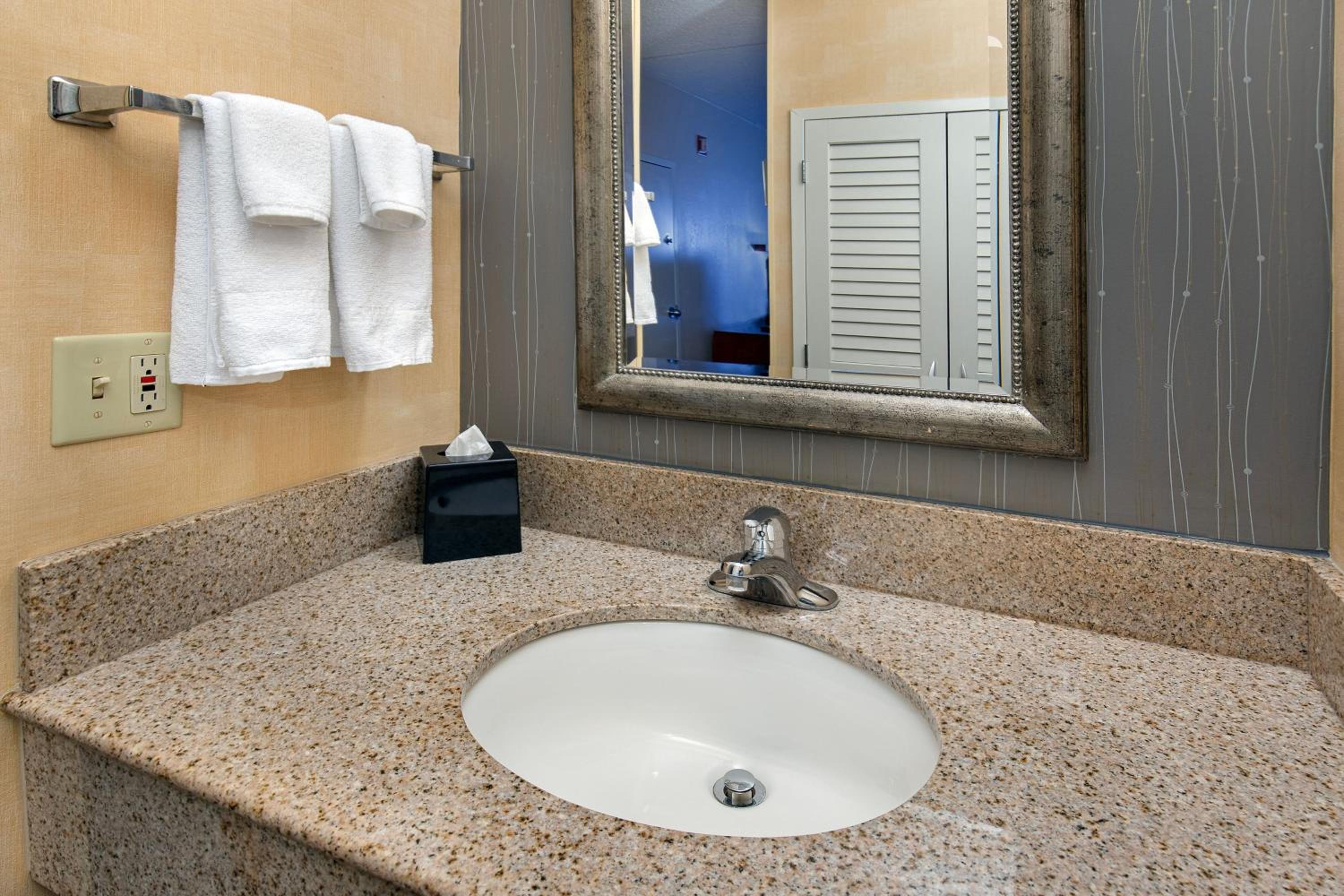 King Room with Sofa Bed - Hearing Accessible - Photo 5