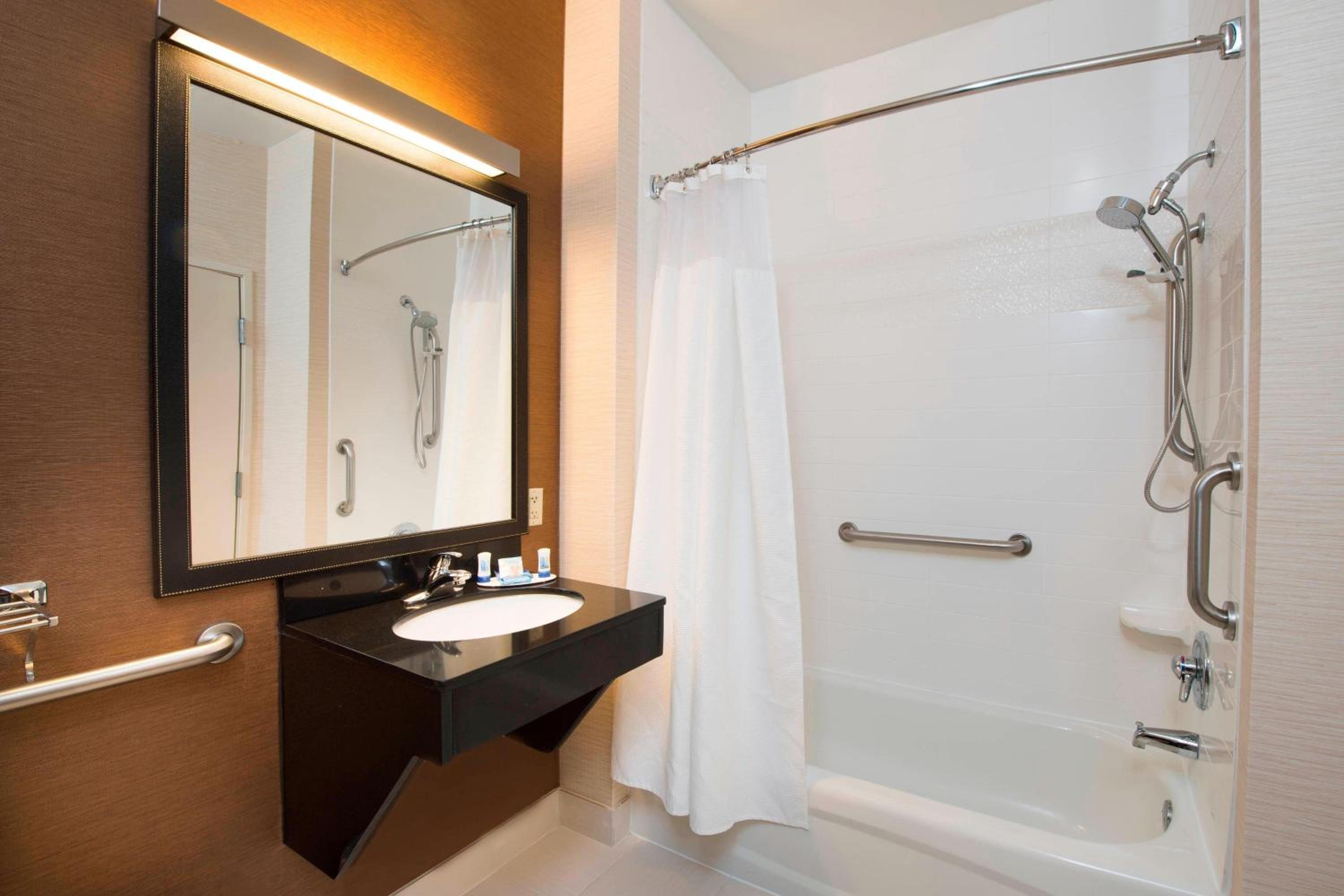 Queen Room with Two Queen Beds - Hearing Accessible - Photo 4