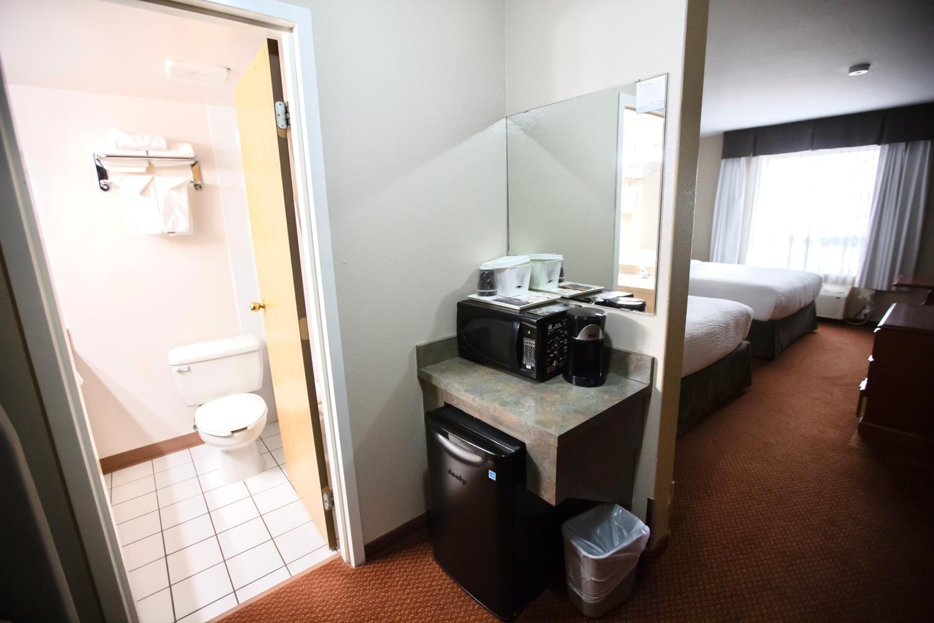 Queen Room with Two Queen Beds - Pet Friendly/Non-Smoking photo 1