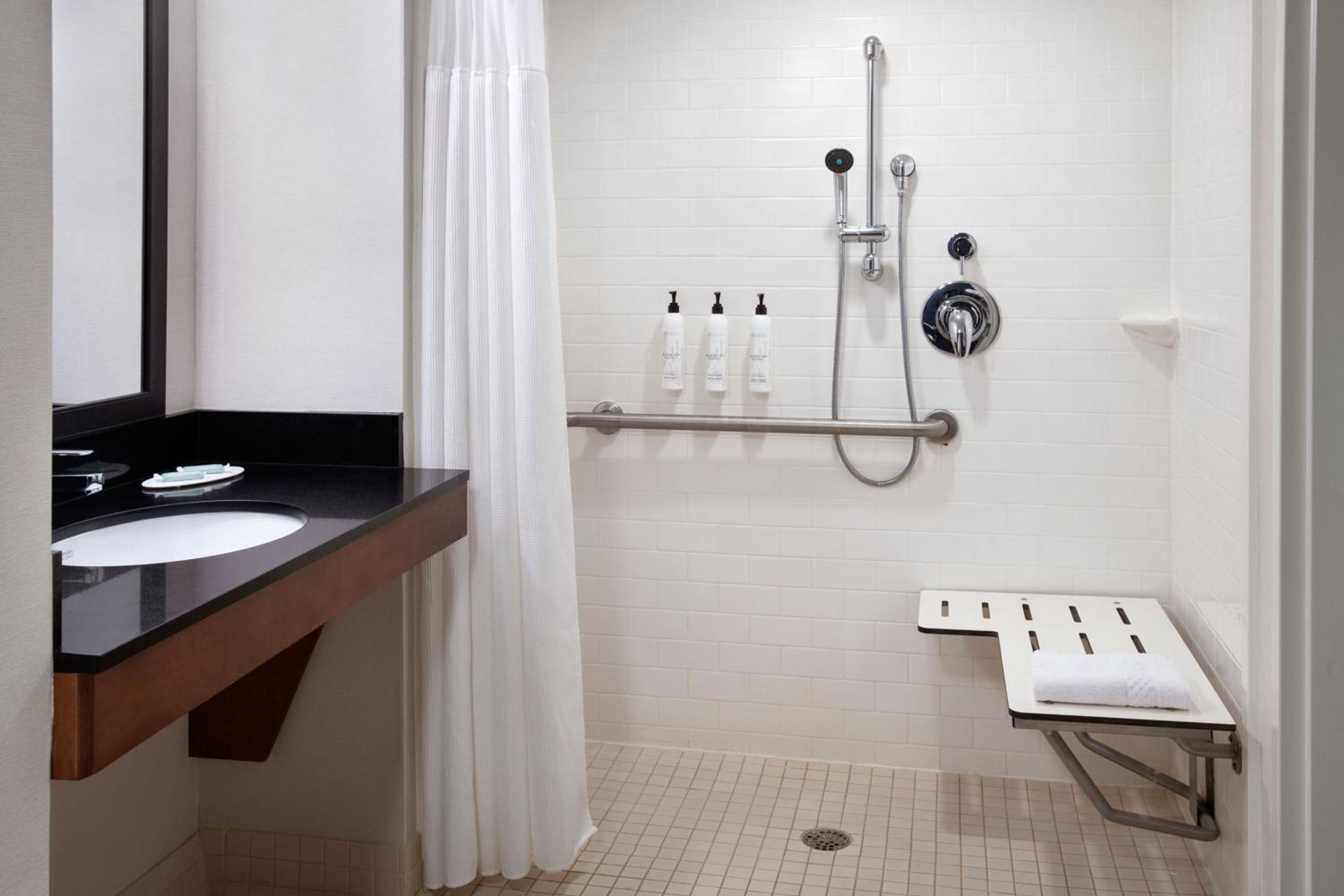 Queen Room - Hearing Accessible photo 2