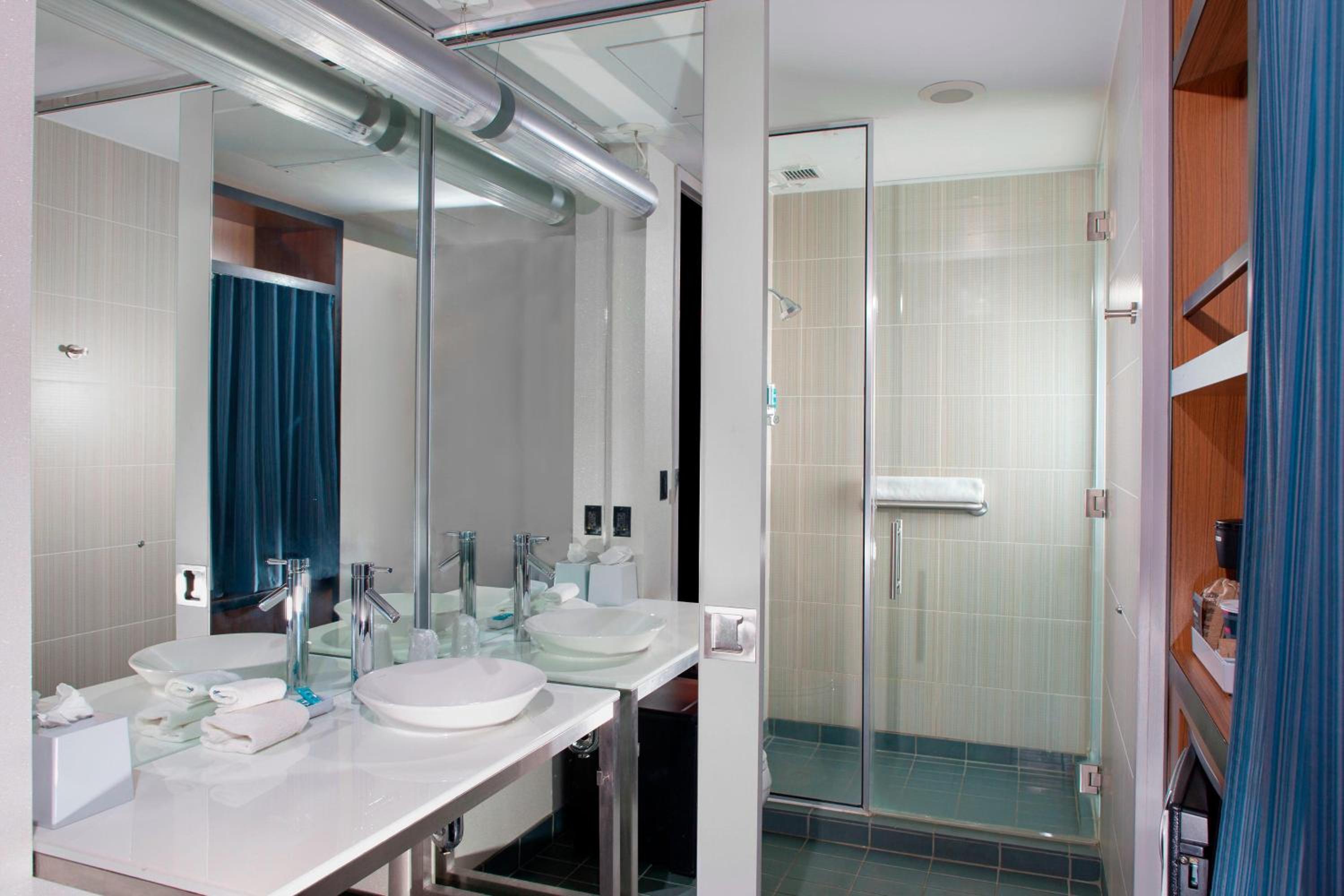 Queen Room with Two Queen Beds and Roll-in Shower - Mobility and Hearing Accessible - Photo 4