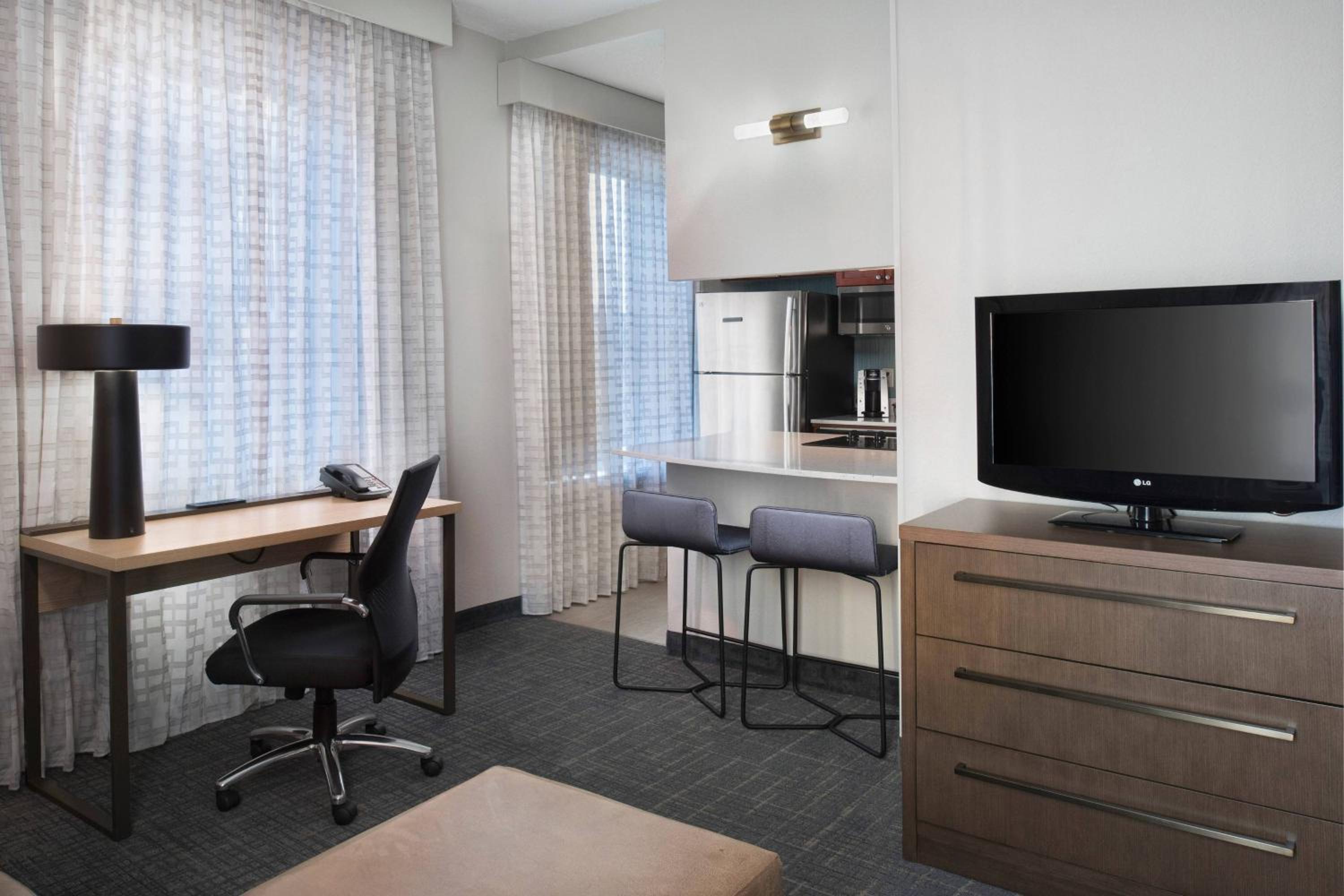 Queen Studio with Sofa Bed and Adapted Tub - Mobility and Hearing Accessible - Photo 4