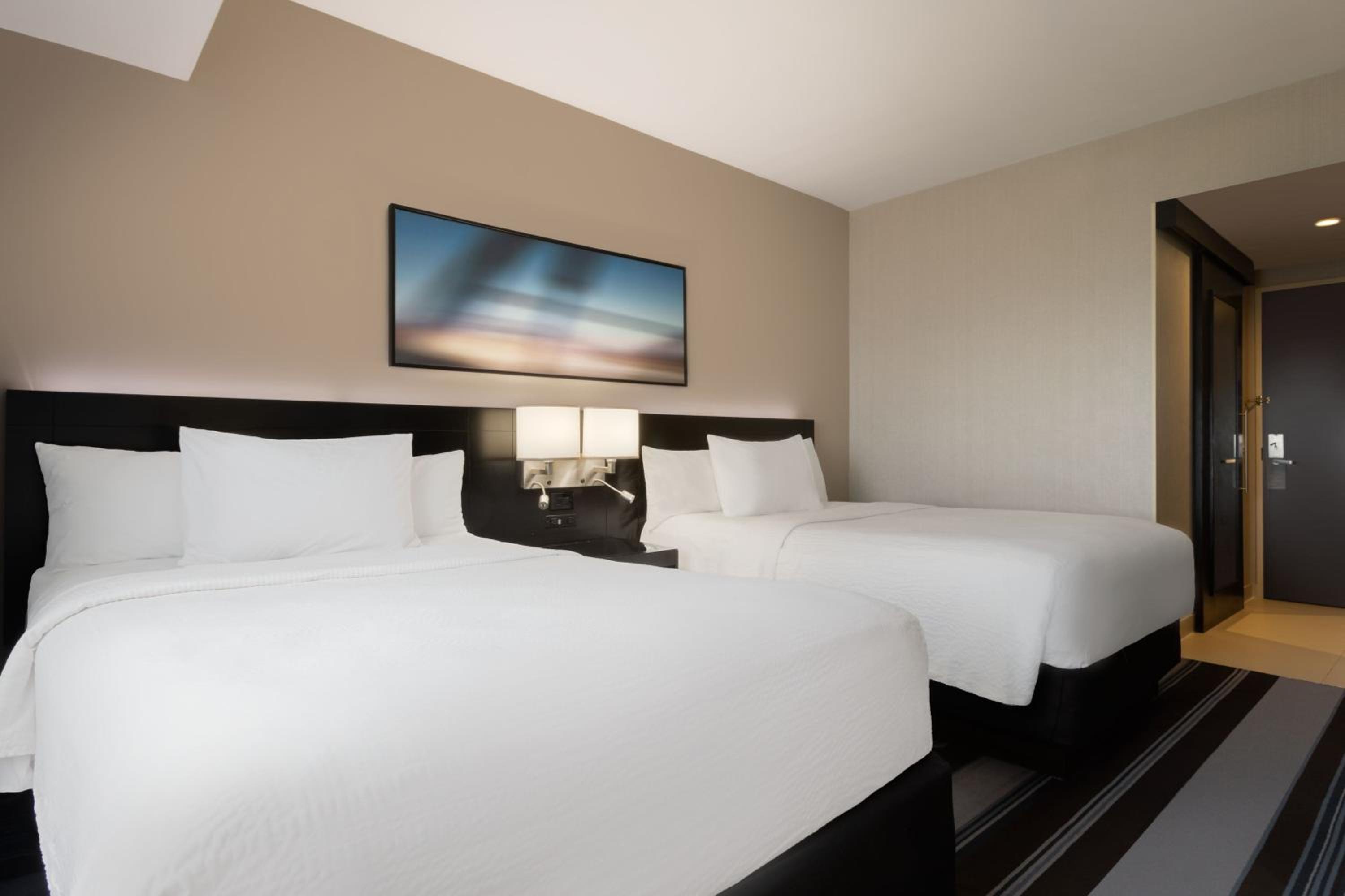 Standard Double Room, Guest room, 2 Double (Mobility Accessible w/ Tub) - Photo 2