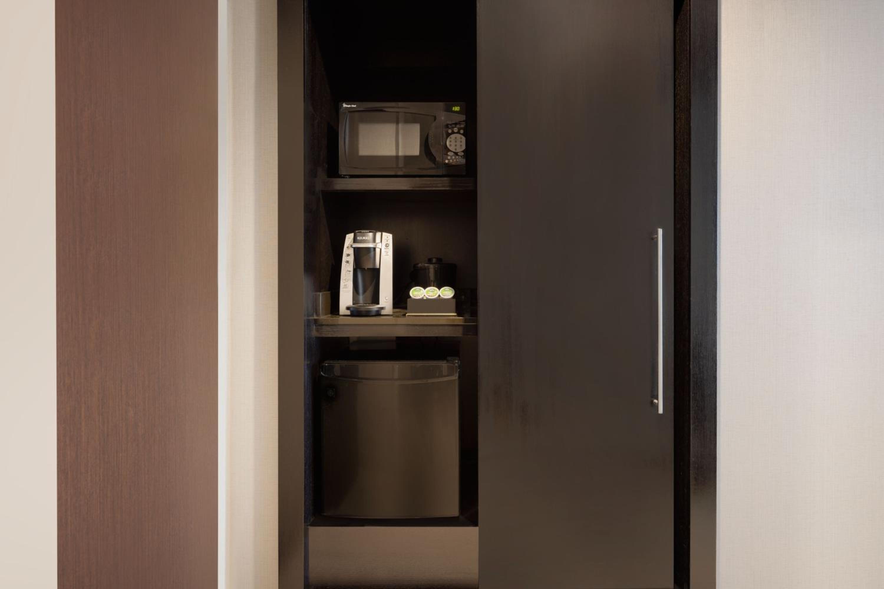 Standard King Room with Adapted Tub - Mobility Accessible - Photo 3