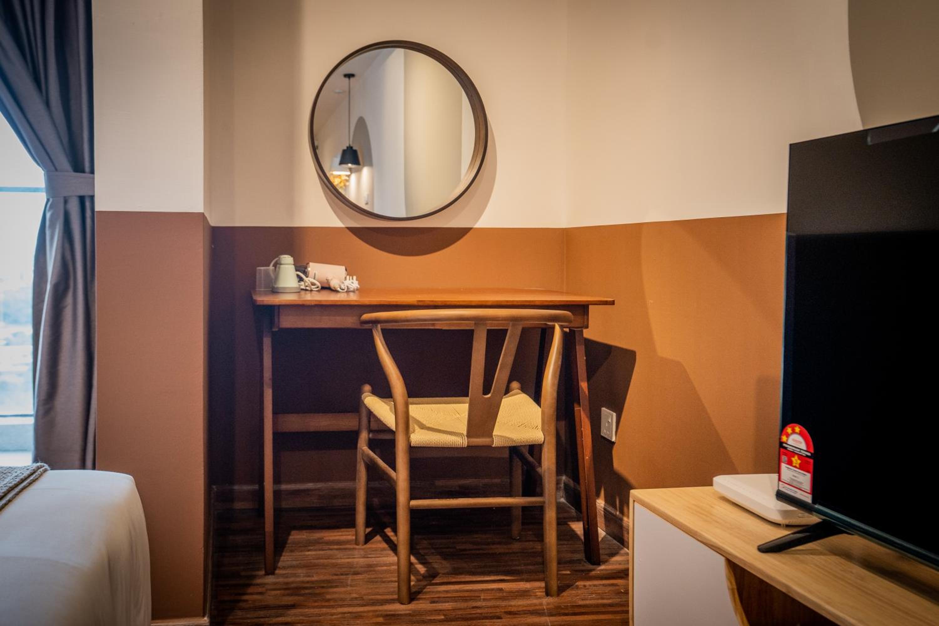 Deluxe Queen Suite - Photo 1